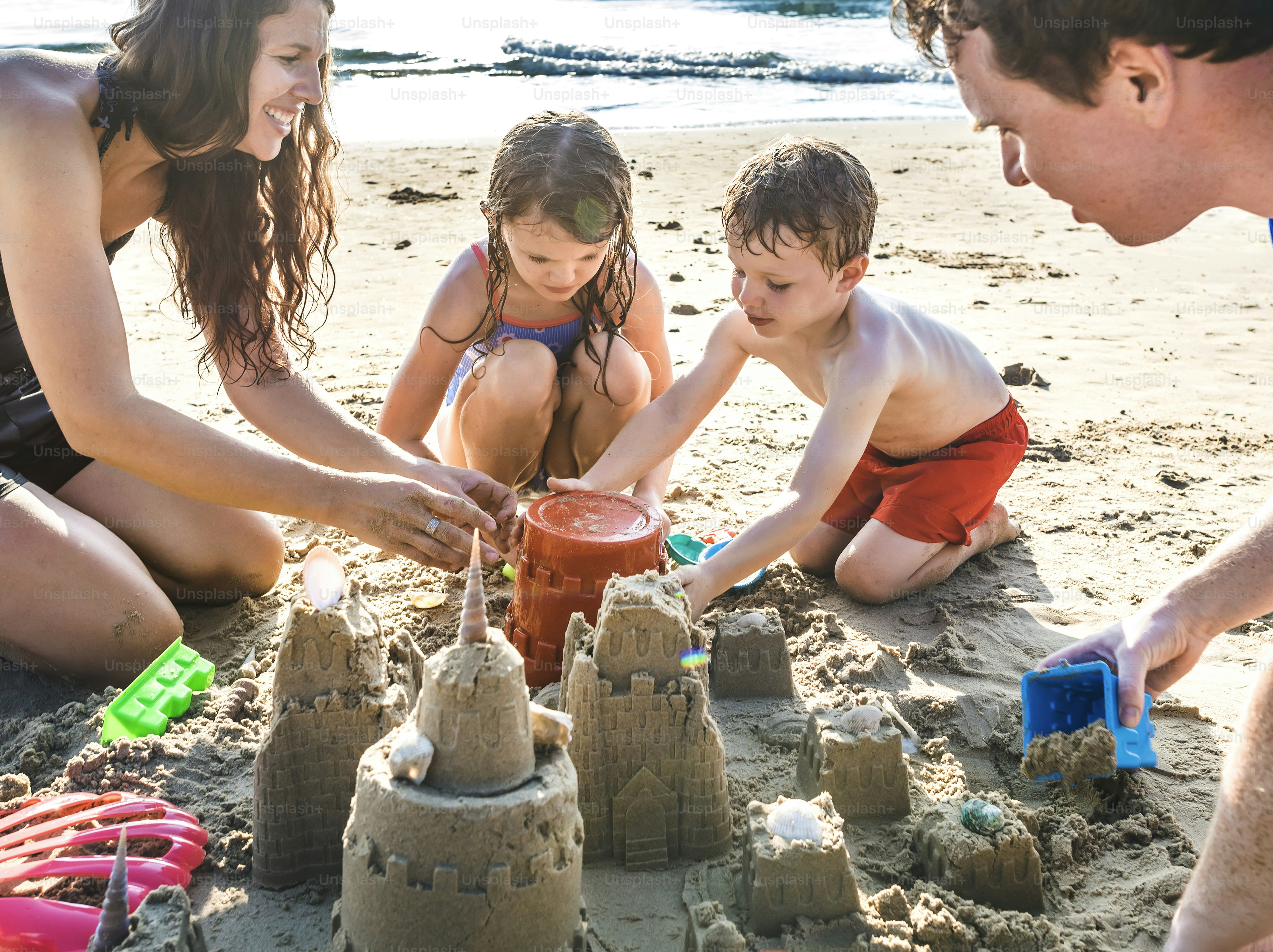 Famille jouant sur la plage