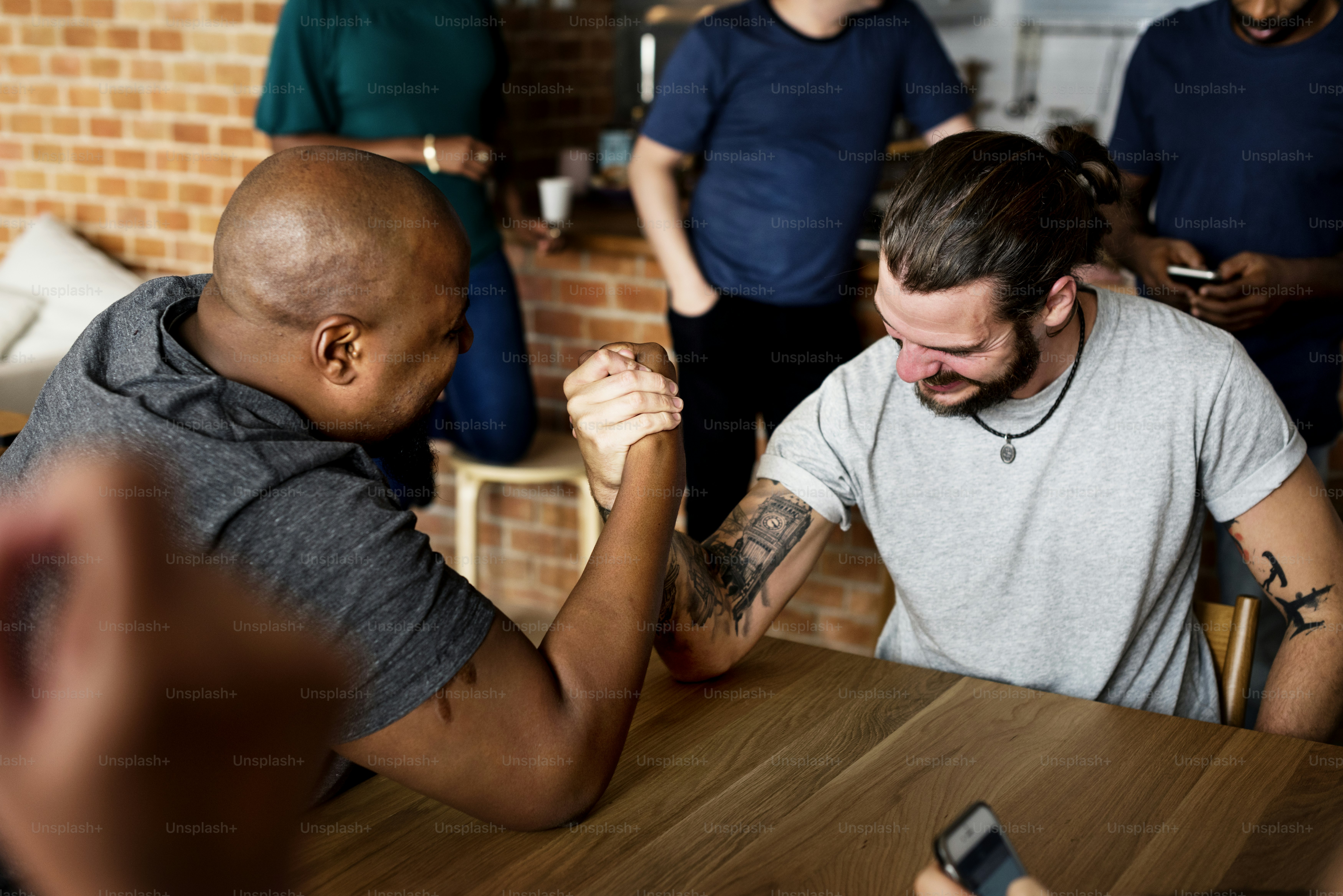 Friends playing game together at home photo – Diversity Image on Unsplash