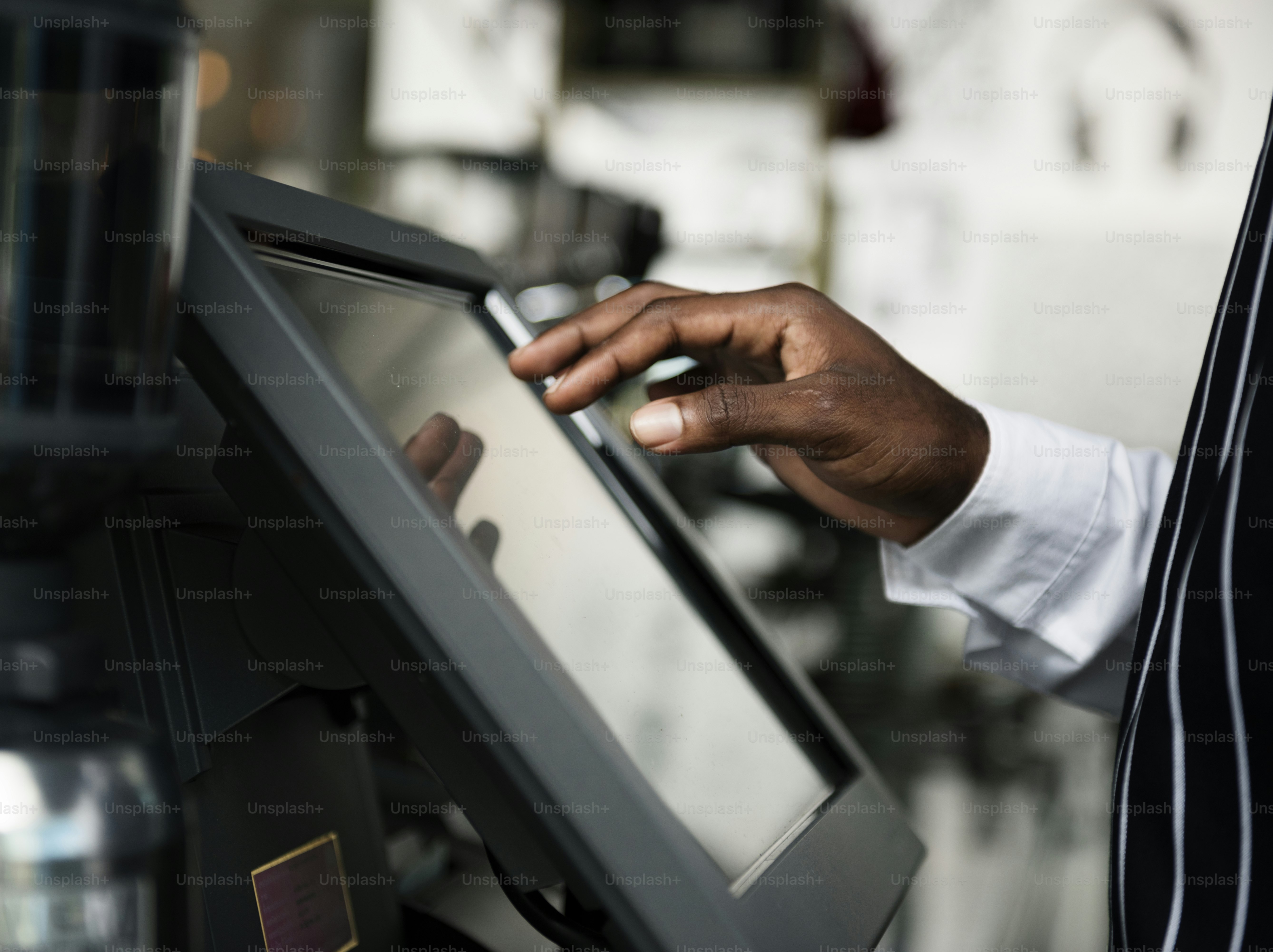 Kassiererin an einem Monitor