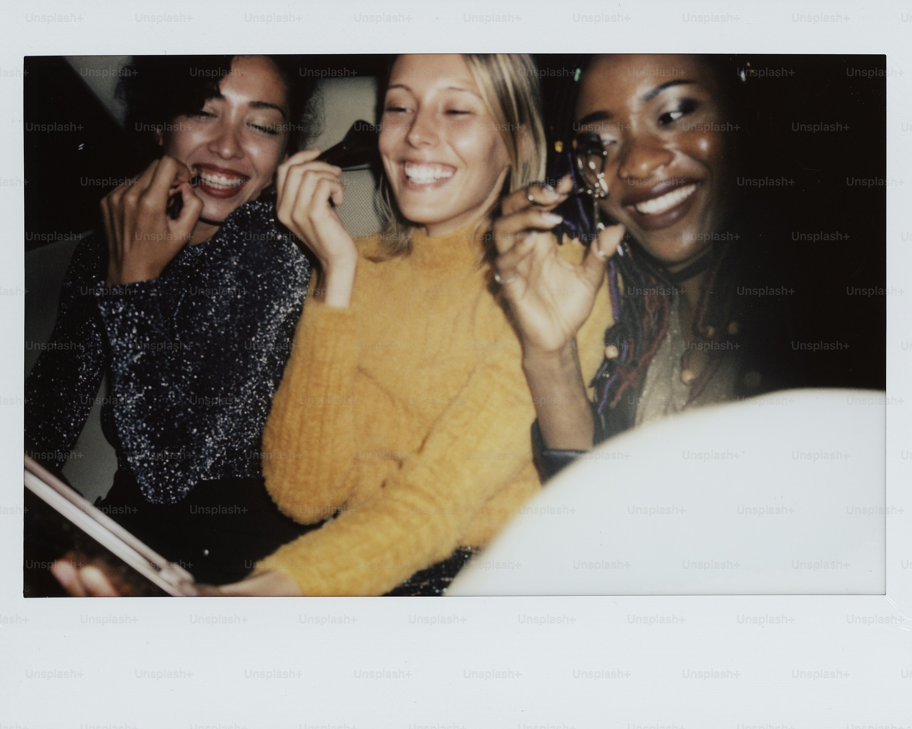 Mujeres diversas en el asiento trasero de un taxi