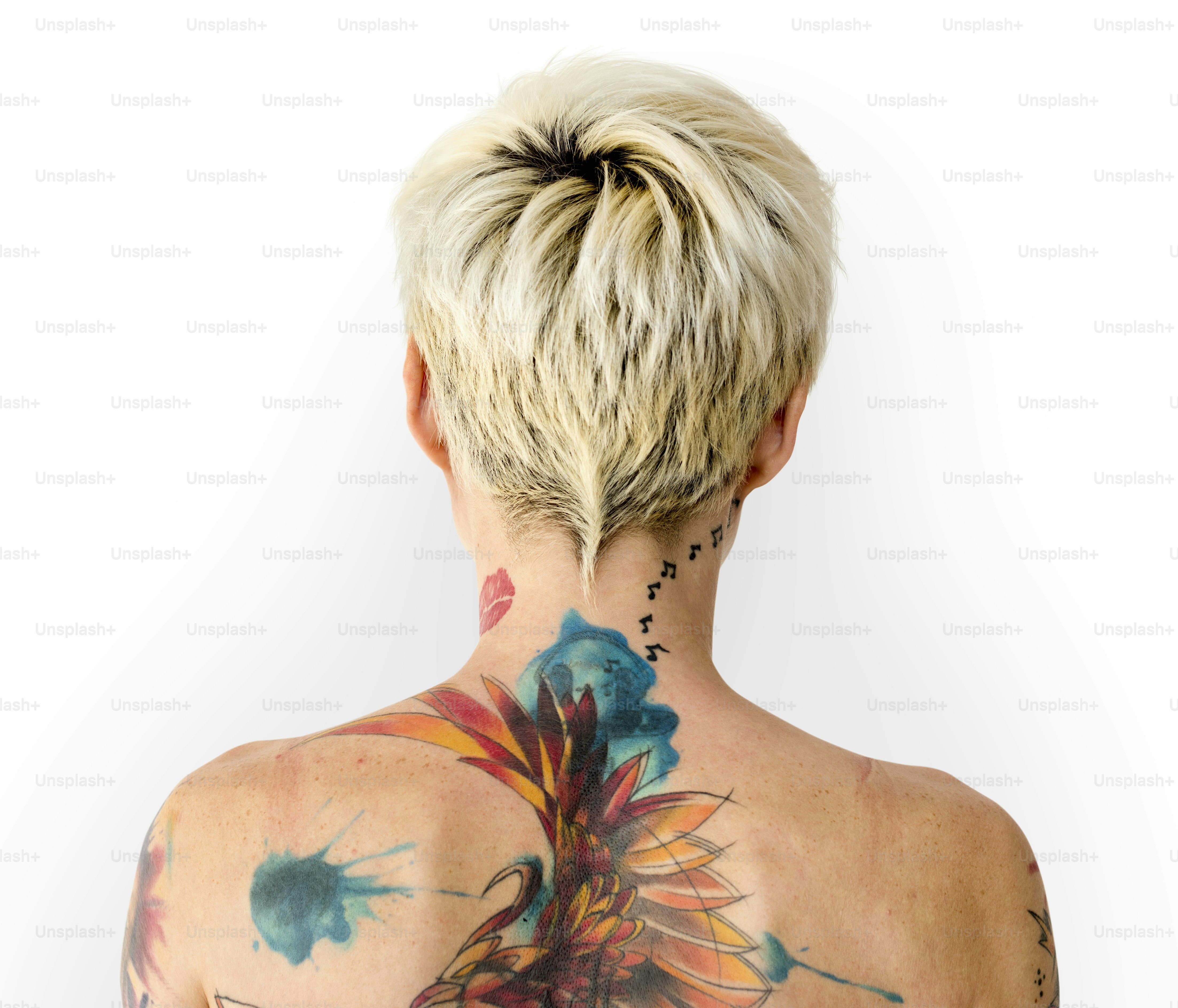 Donna caucasica a torso nudo con tatuaggio foto – Immagine di Estetico su  Unsplash, image size:3000x2568