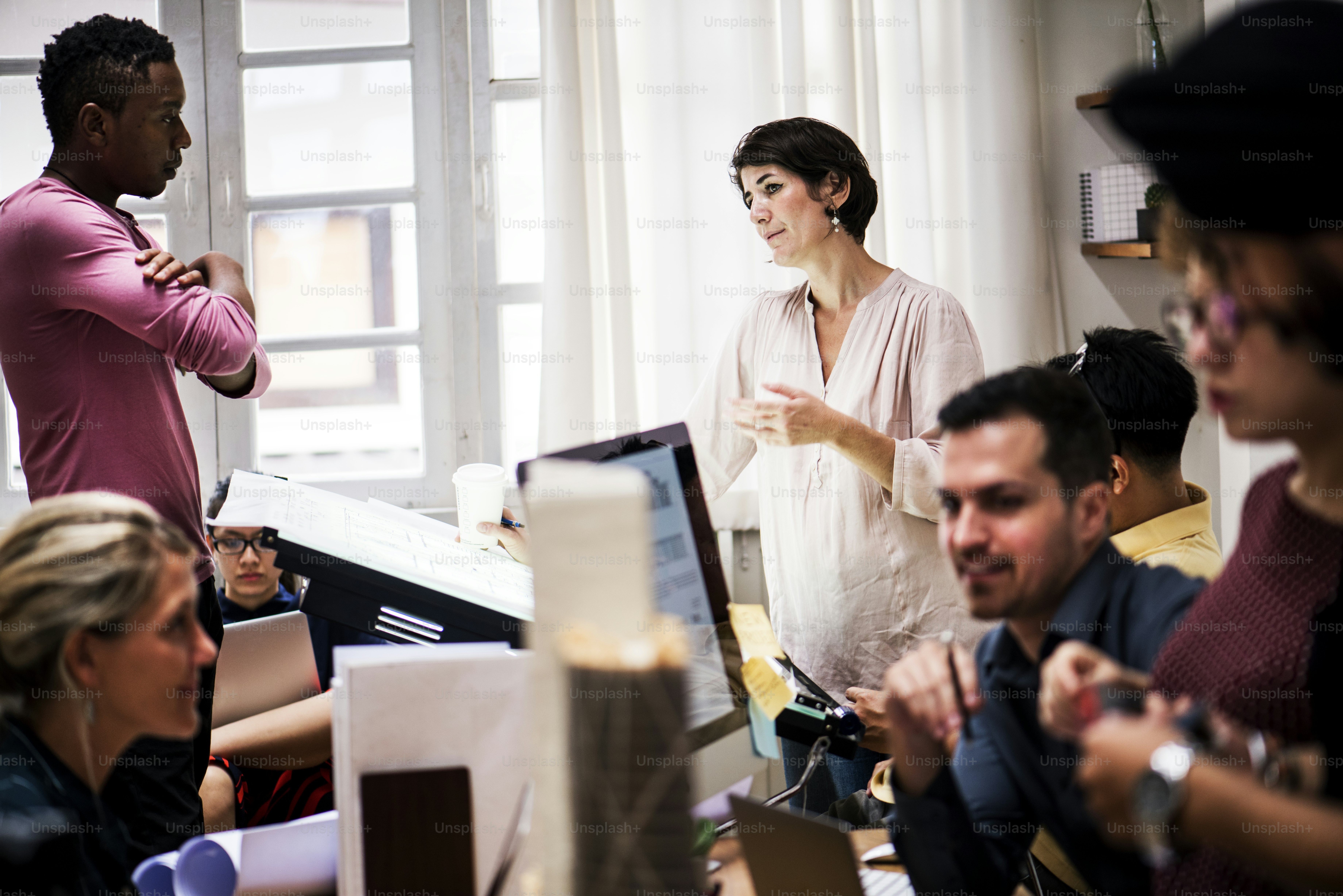 Empresarios diversos trabajando