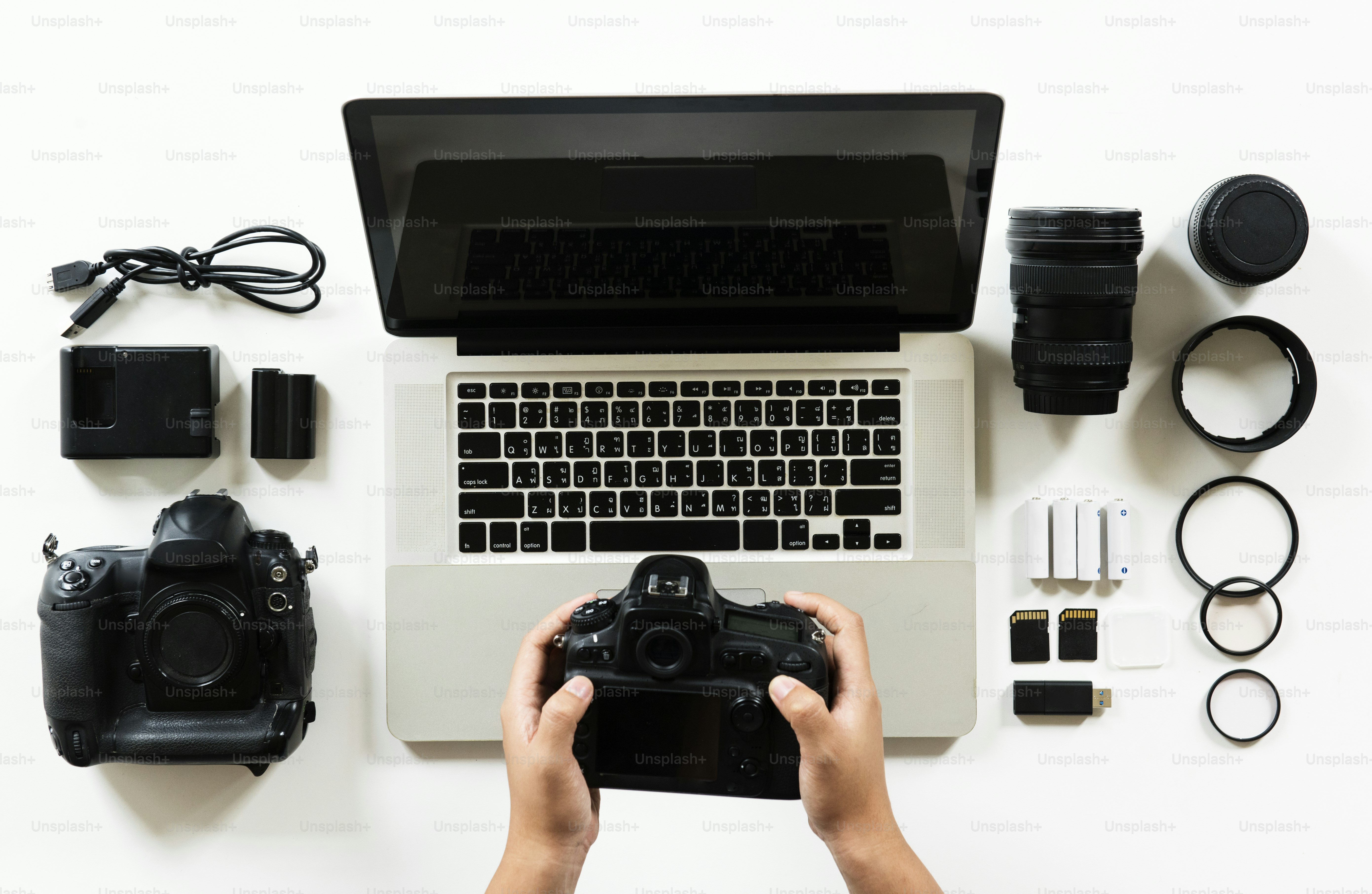 Mano humana con cámara y equipo