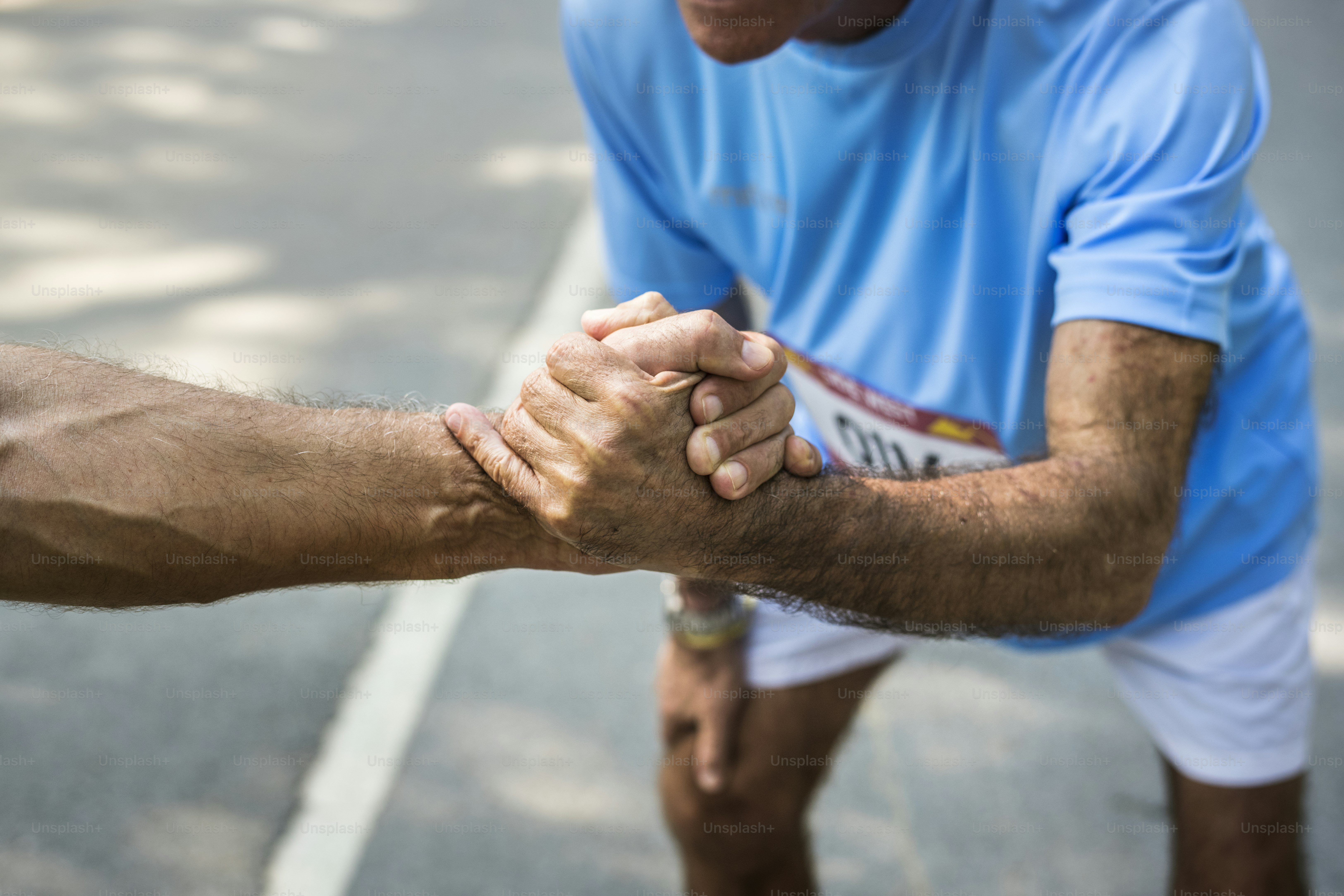 Senior runner giving a helping hand photo – Sportsperson Image on Unsplash