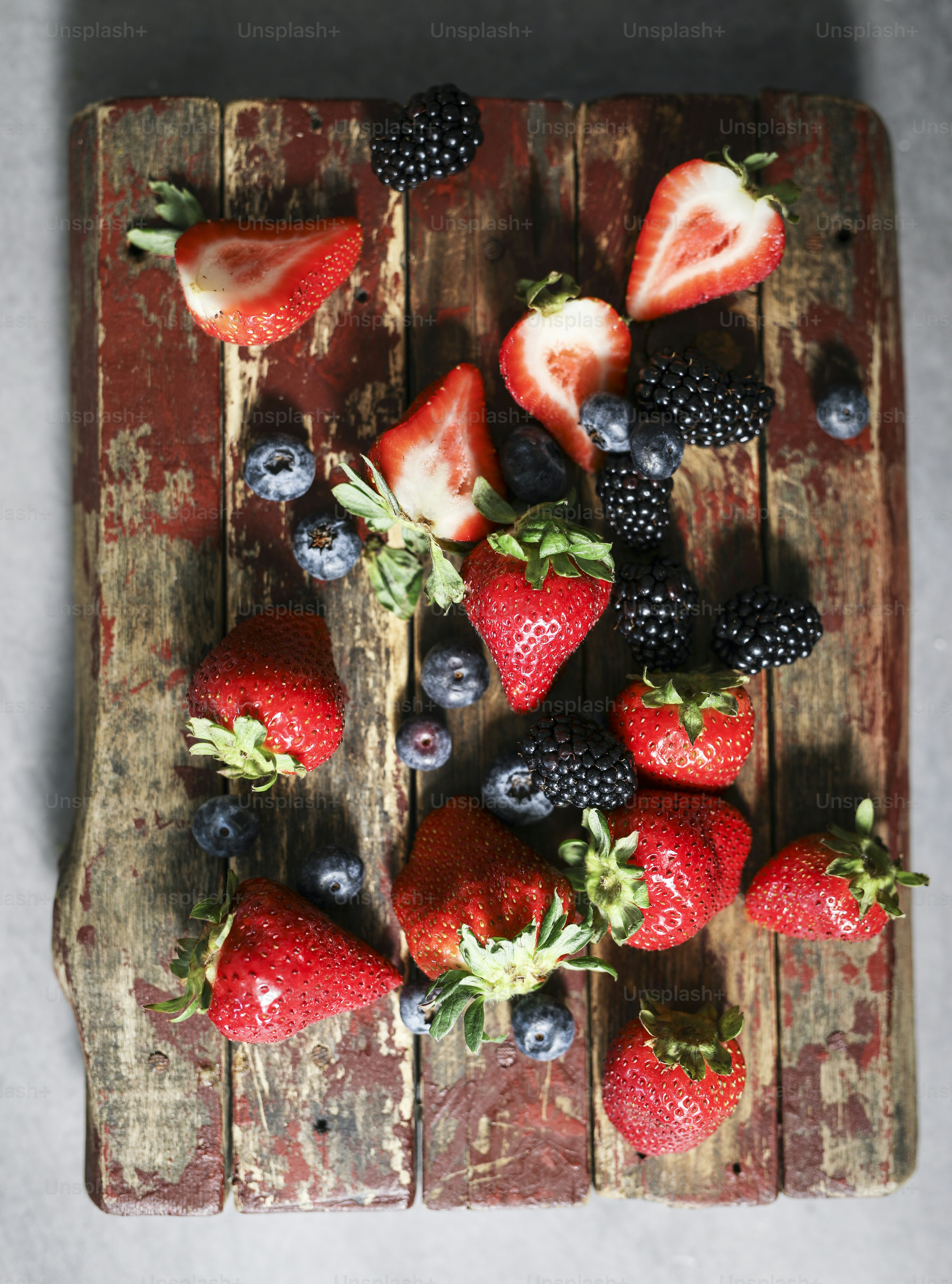 Bayas frescas en una tabla de madera