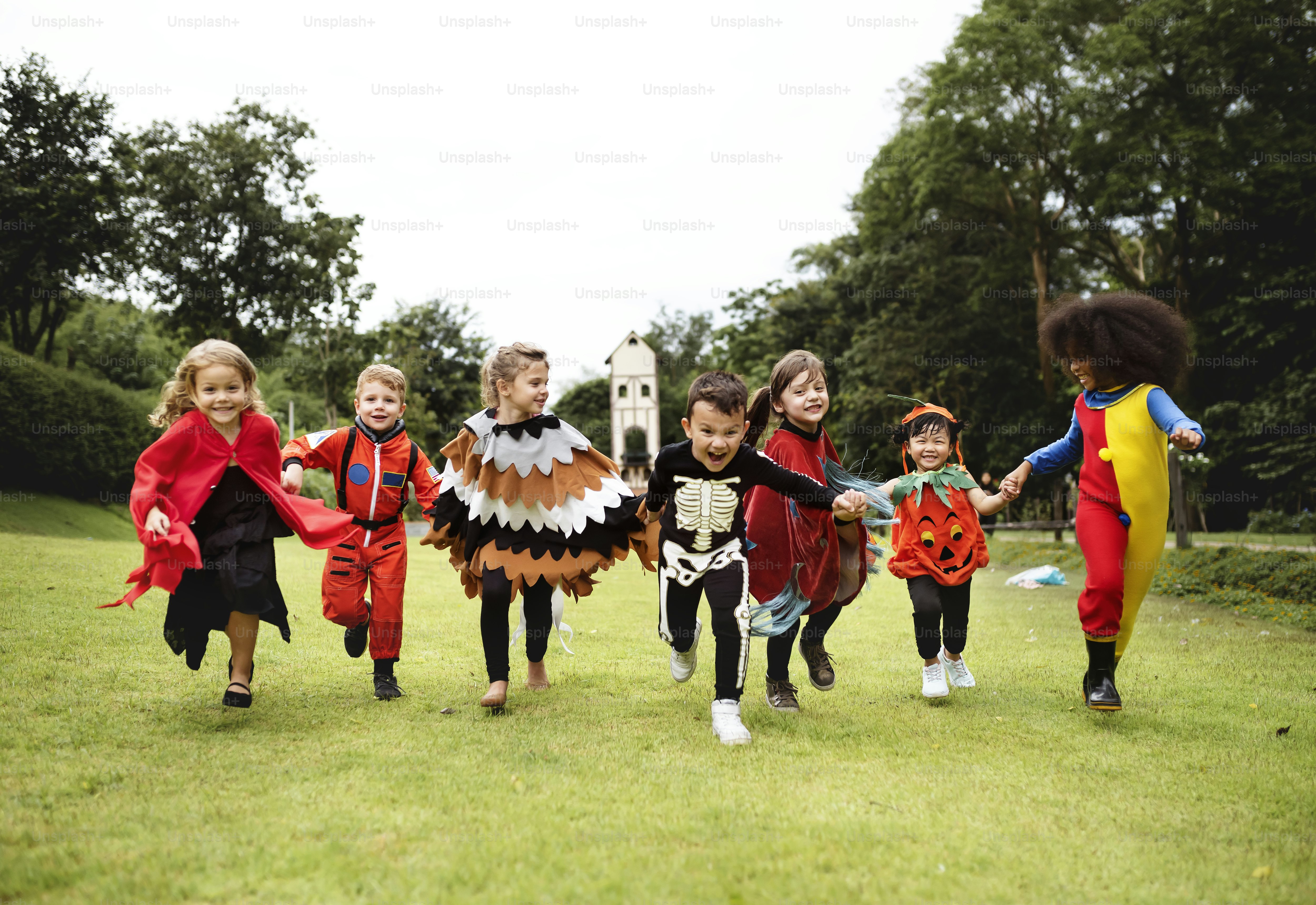 Kleine Kinder auf einer Halloween-Party