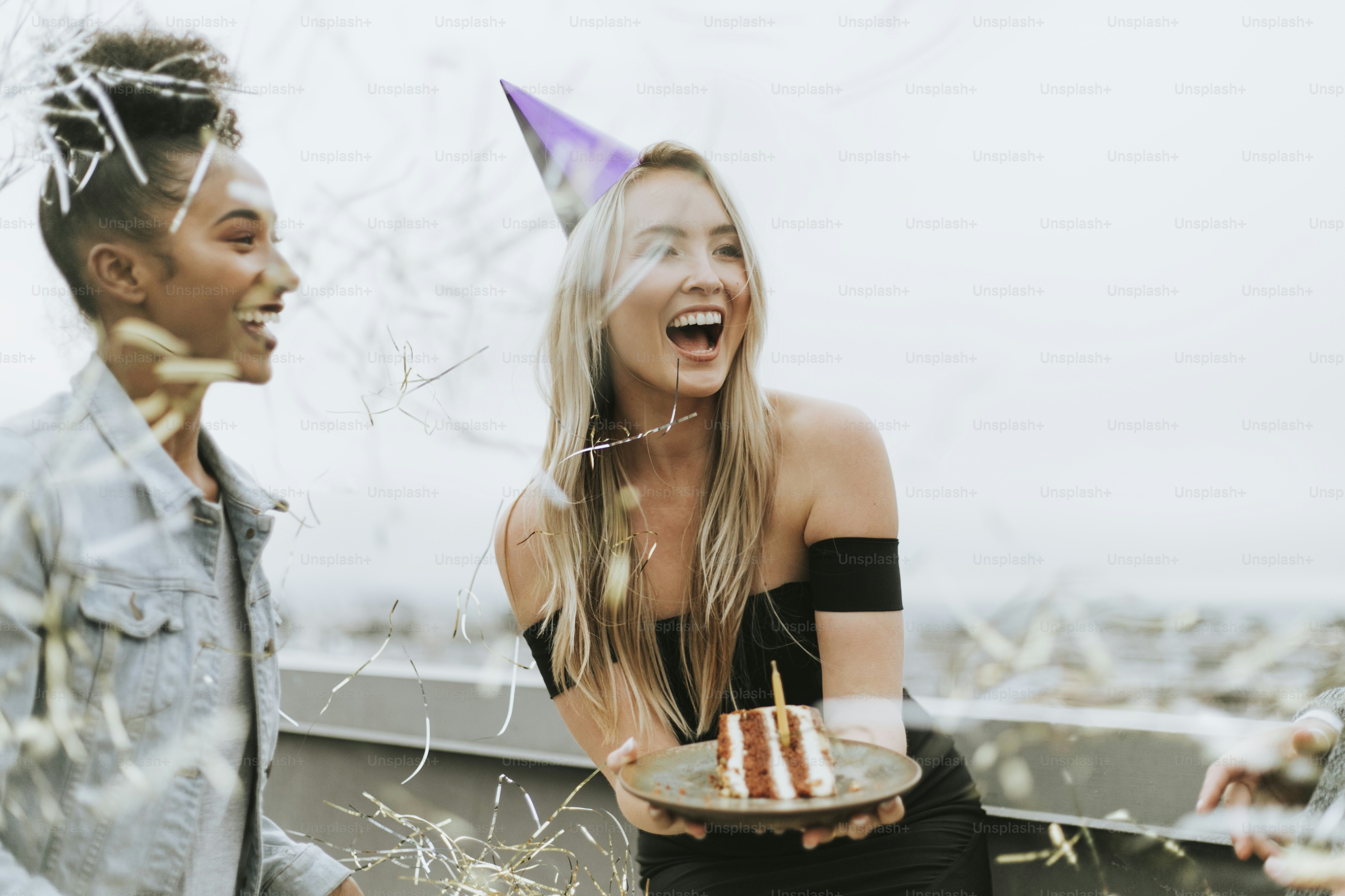 Des amis joyeux célèbrent une fête d’anniversaire sur un toit