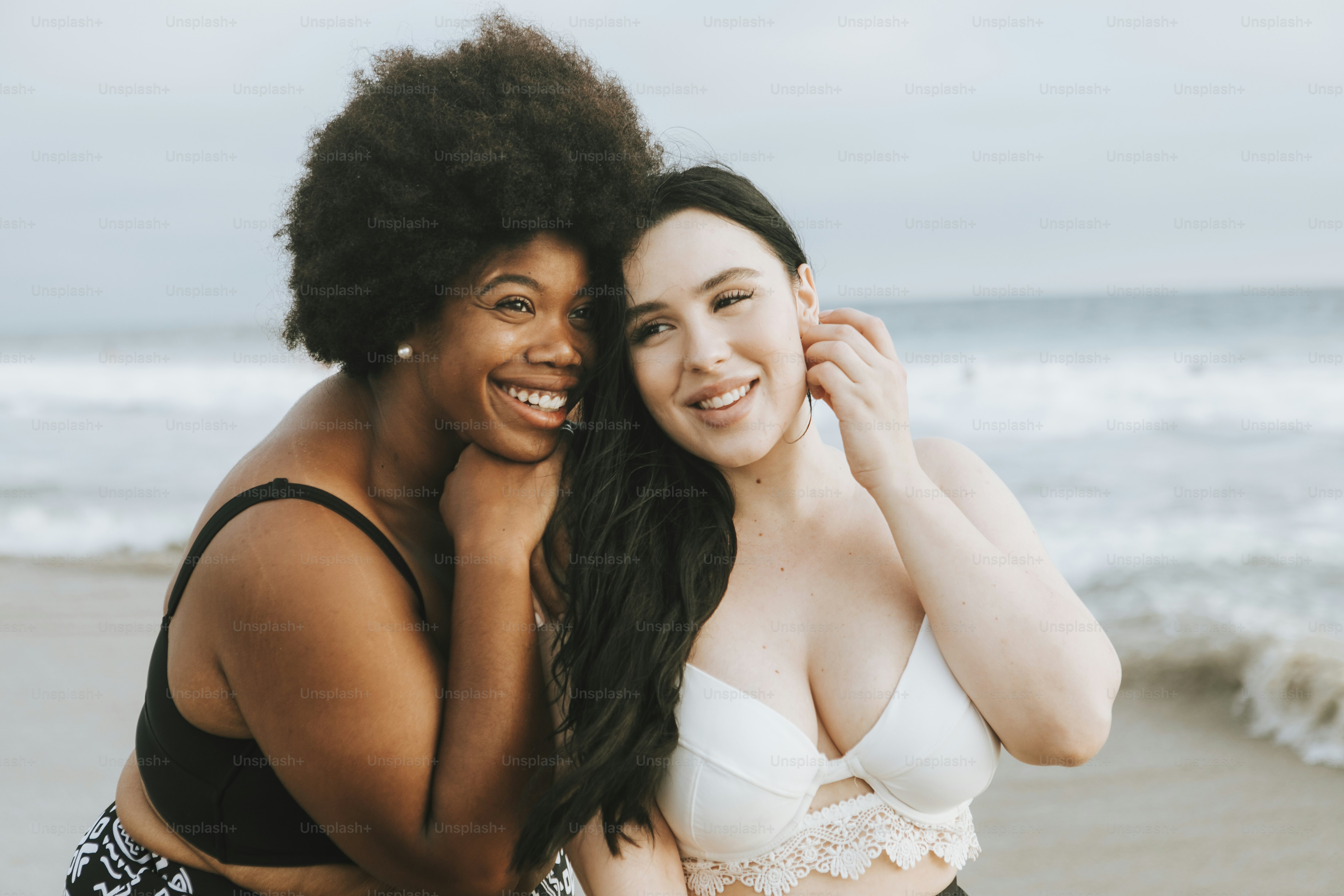 Belles femmes grande taille joyeuses à la plage photo – Image de Plage sur  Unsplash, image size:3000x2000