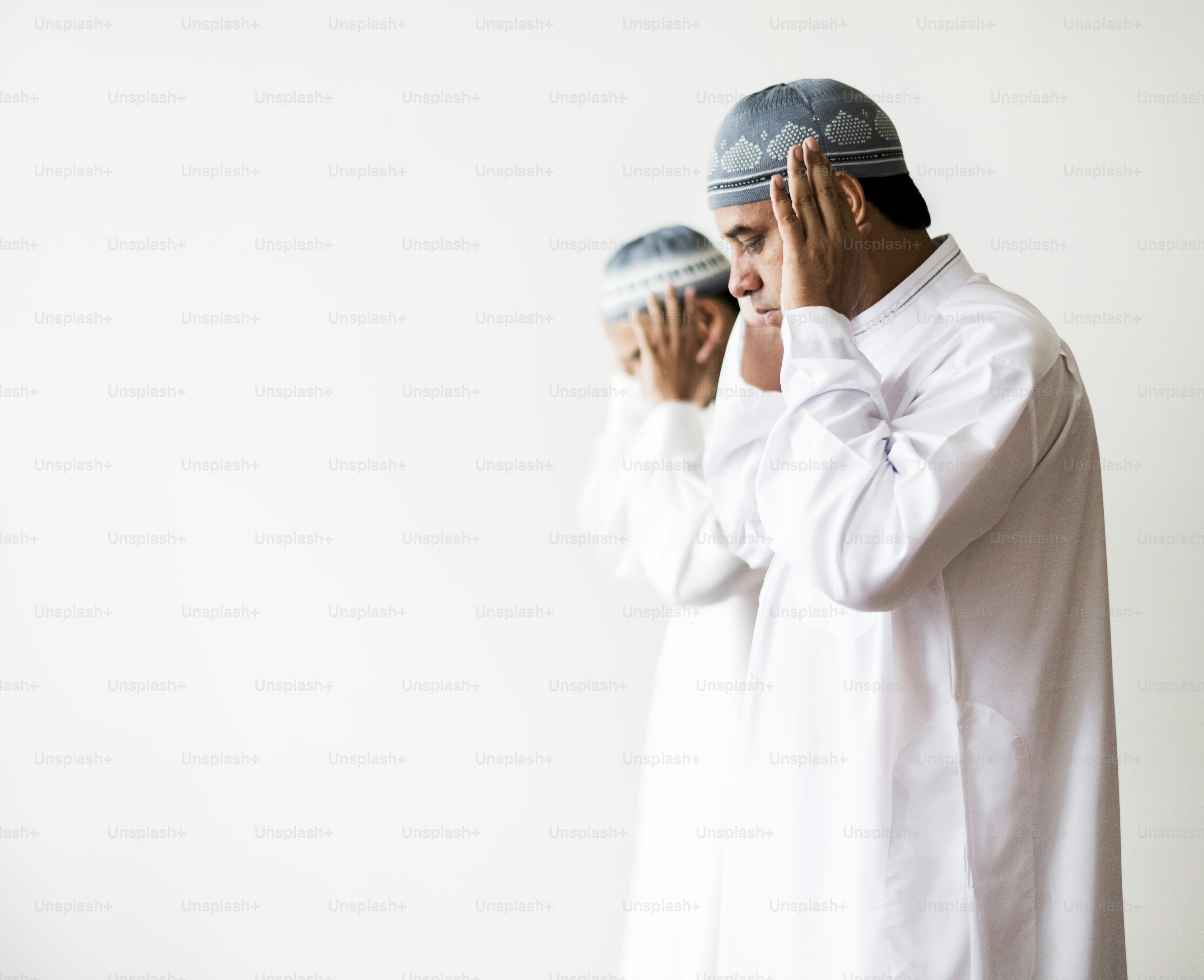 Sholat Muslim dalam postur Takbiratul-Ihram