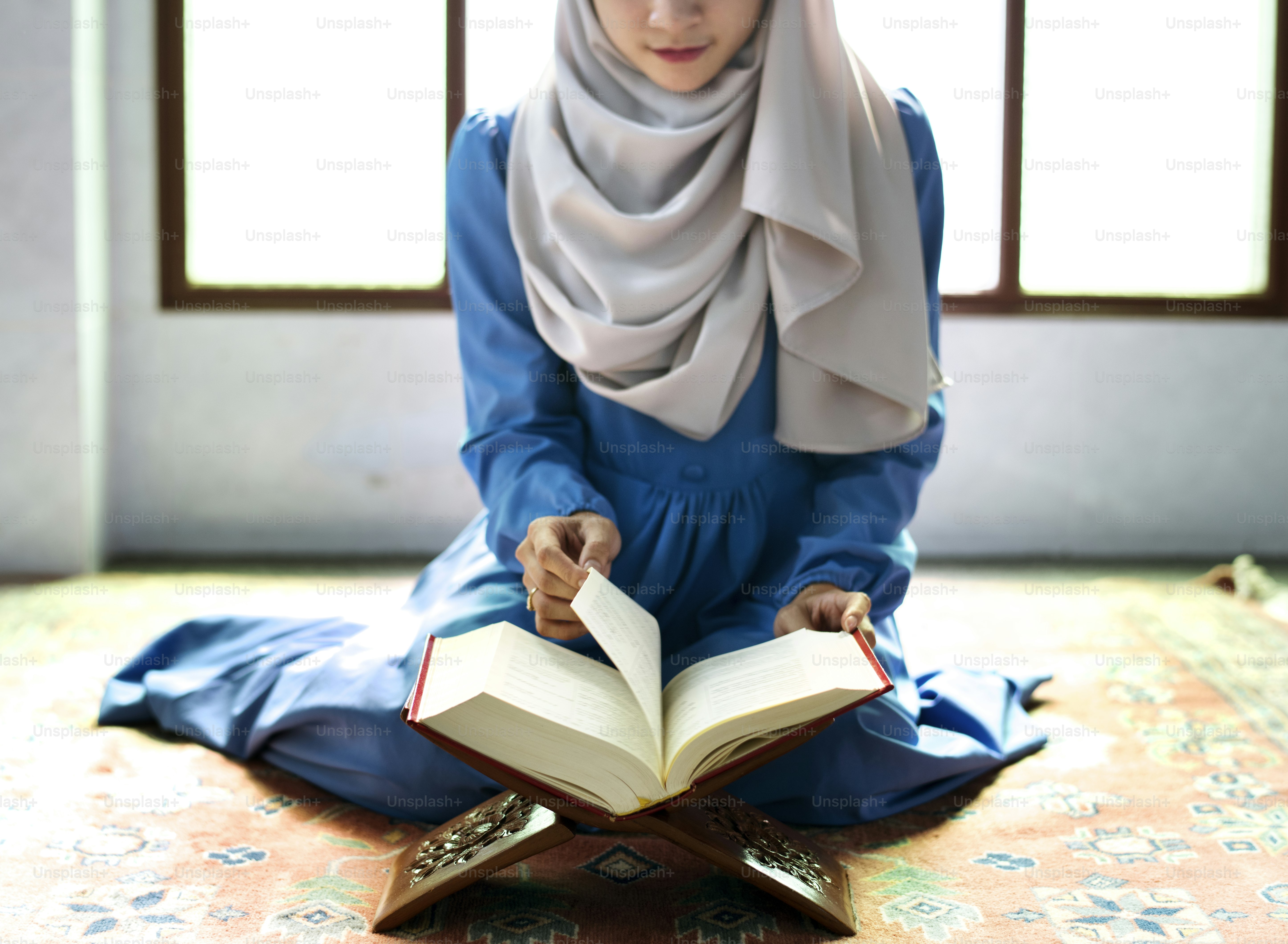 Wanita Muslim membaca Al-Qur'an