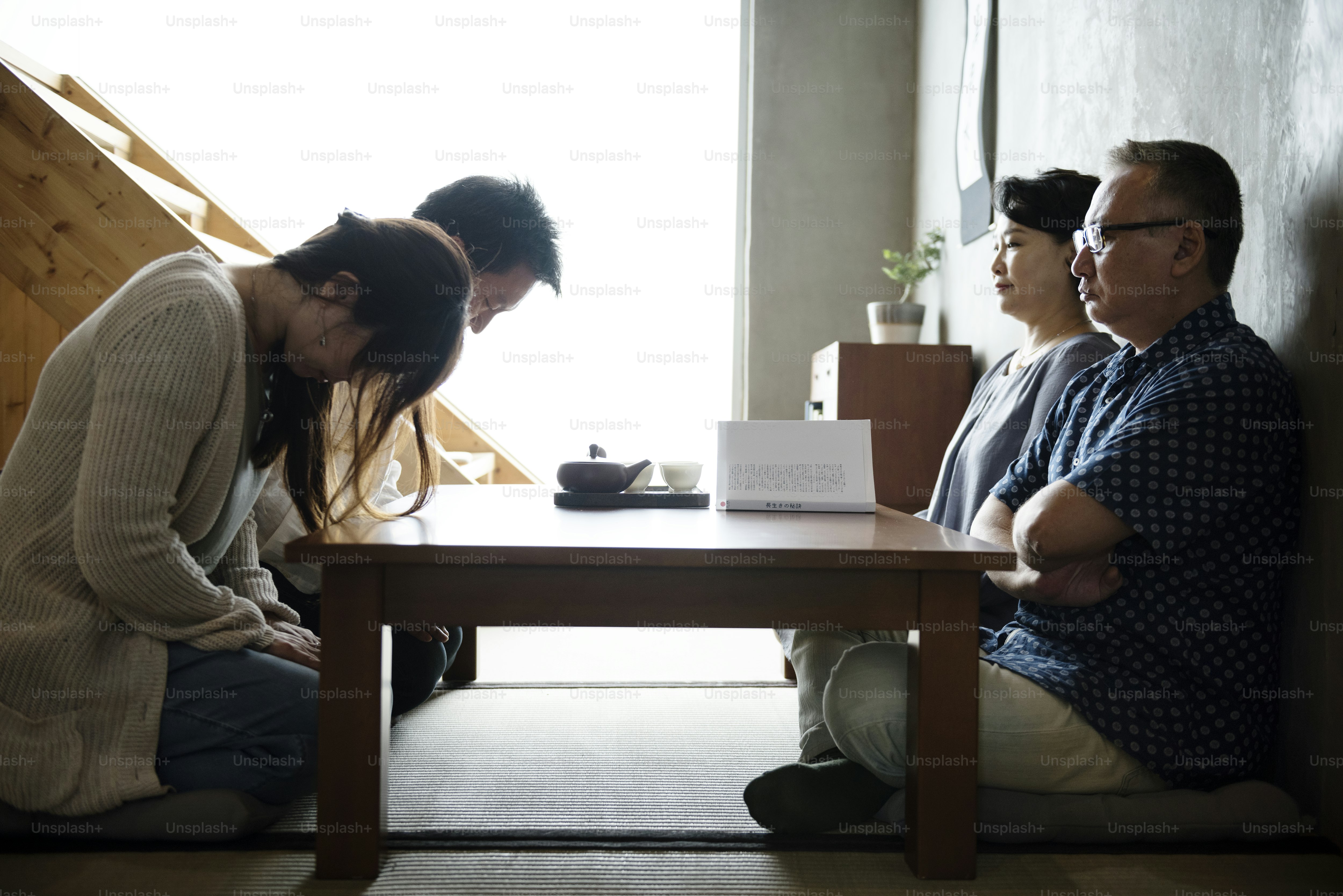 Japanische Familienbegrüßung Verbeugung mit Senior