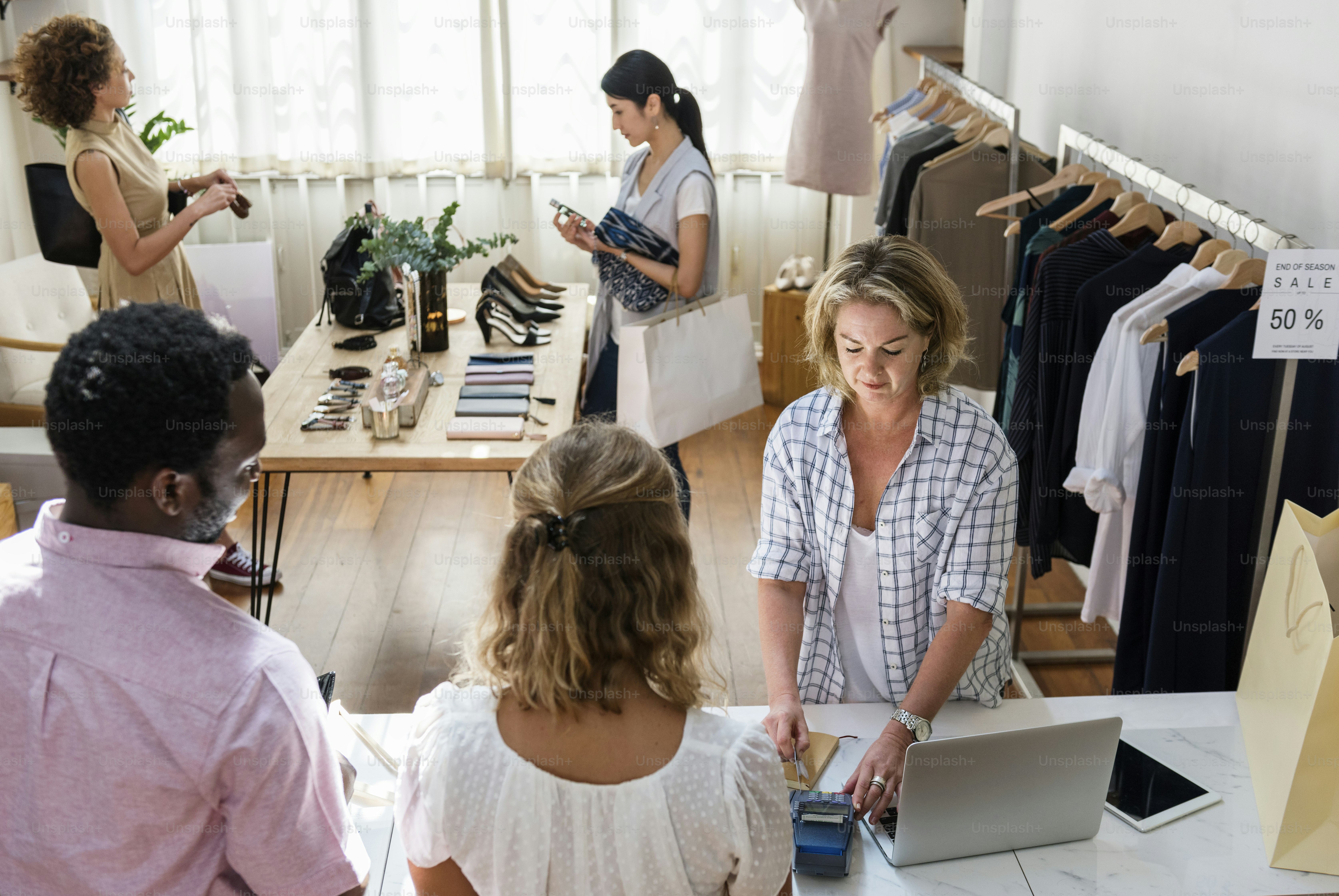 Imagens de Pessoas Comprando | Baixe imagens gratuitas na Unsplash, image size:3000x2007