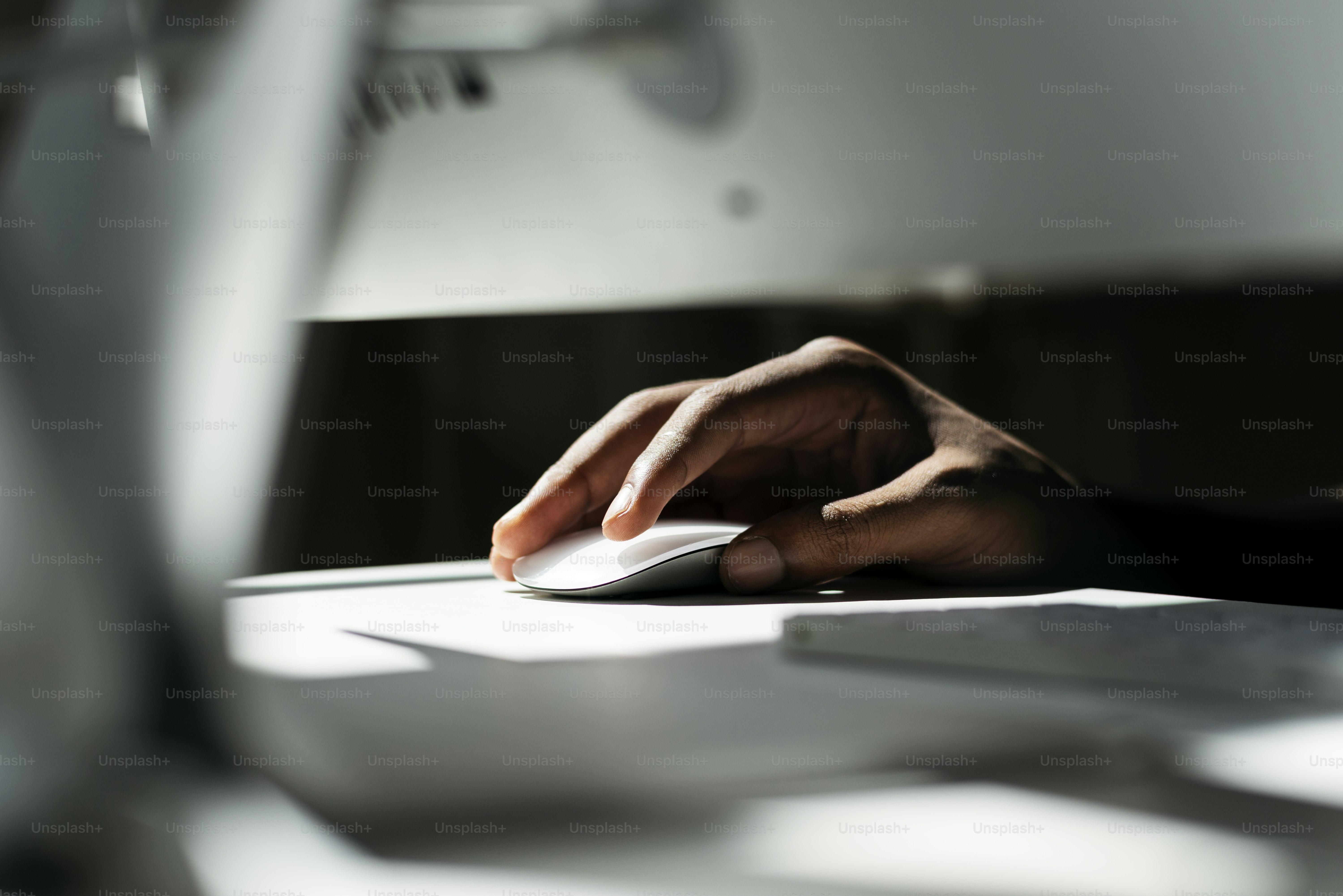 Primer plano de la mano usando una computadora