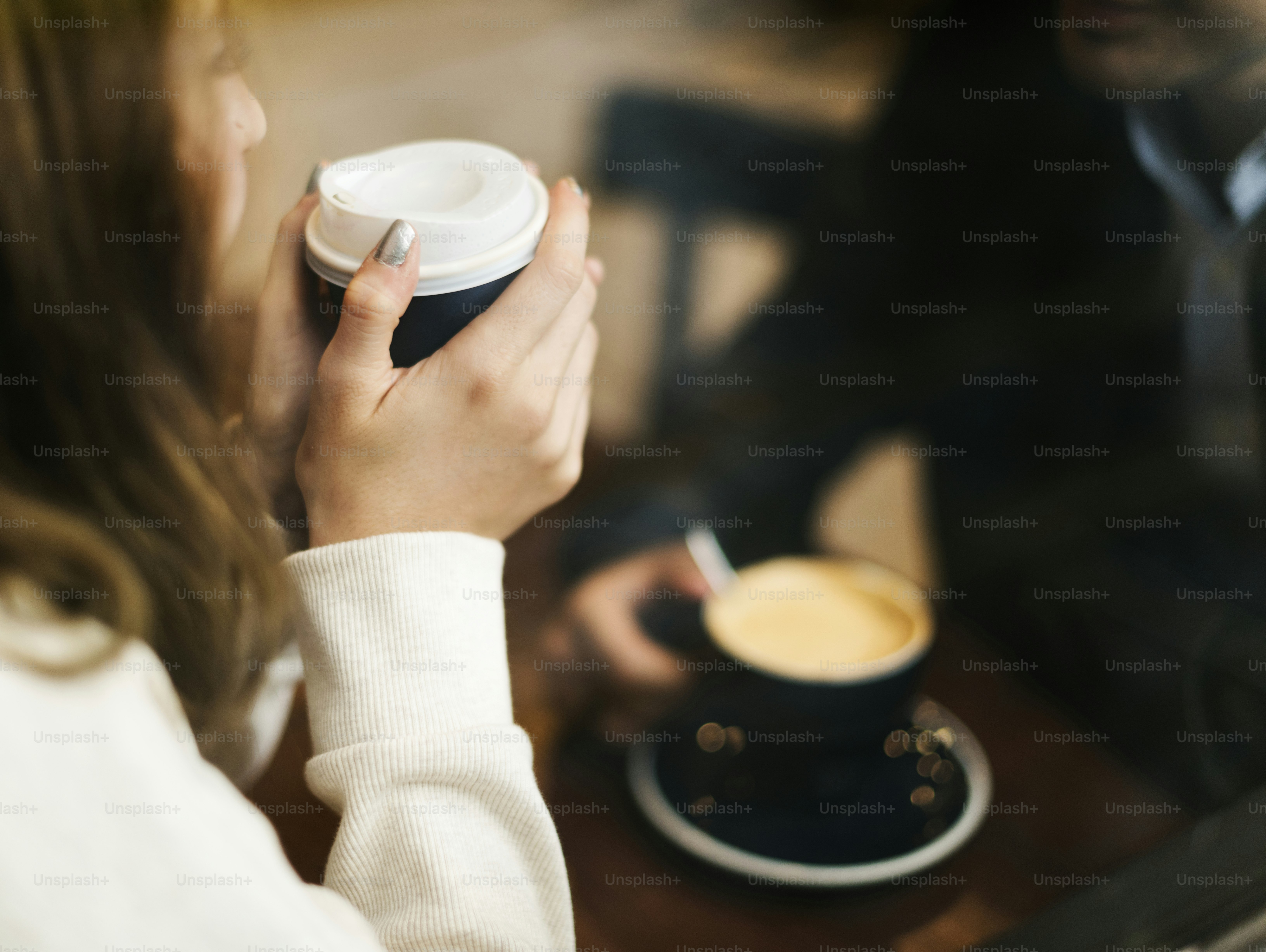 カフェでコーヒーを飲むカップル