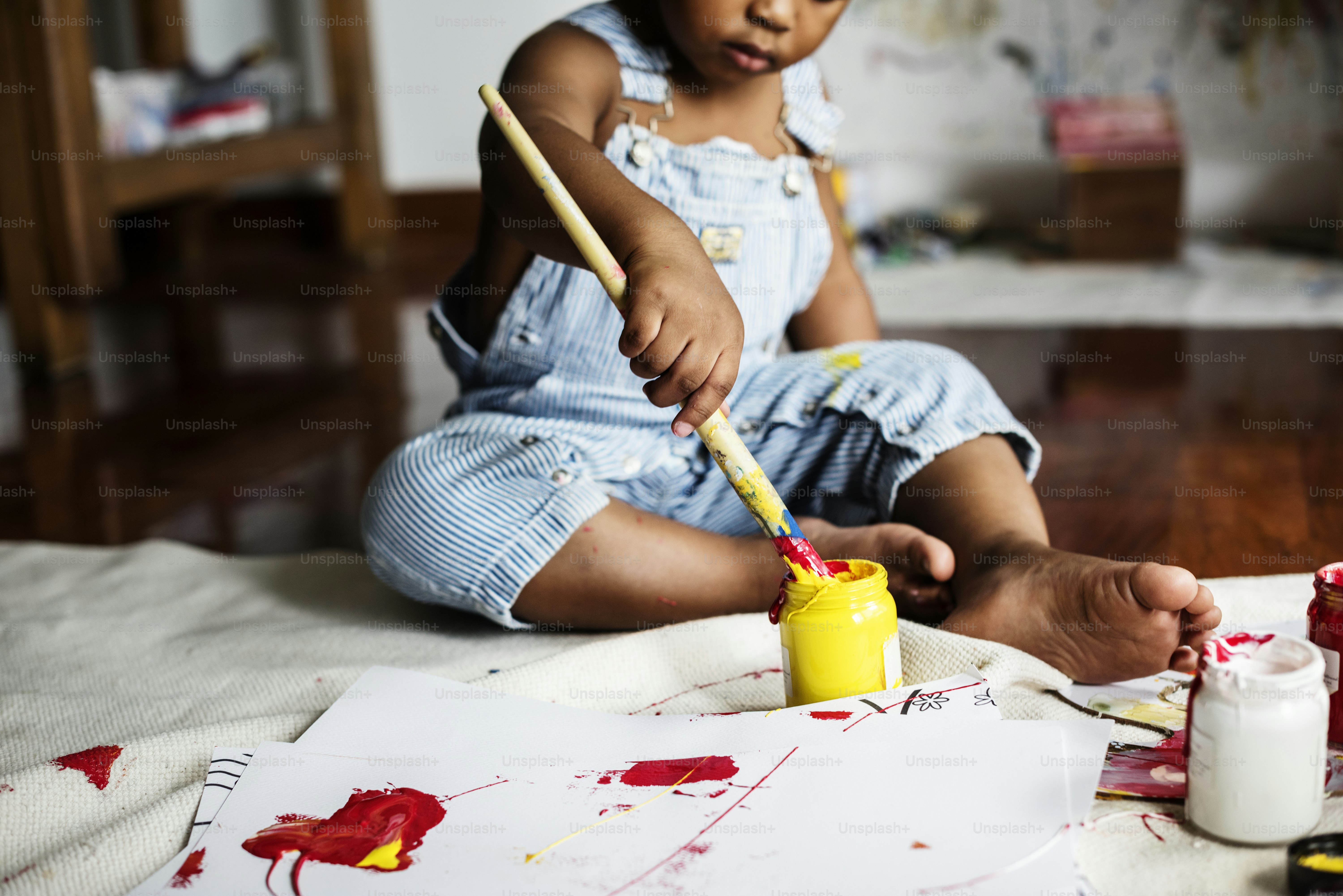 Ragazzo nero che si diverte con la sua pittura
