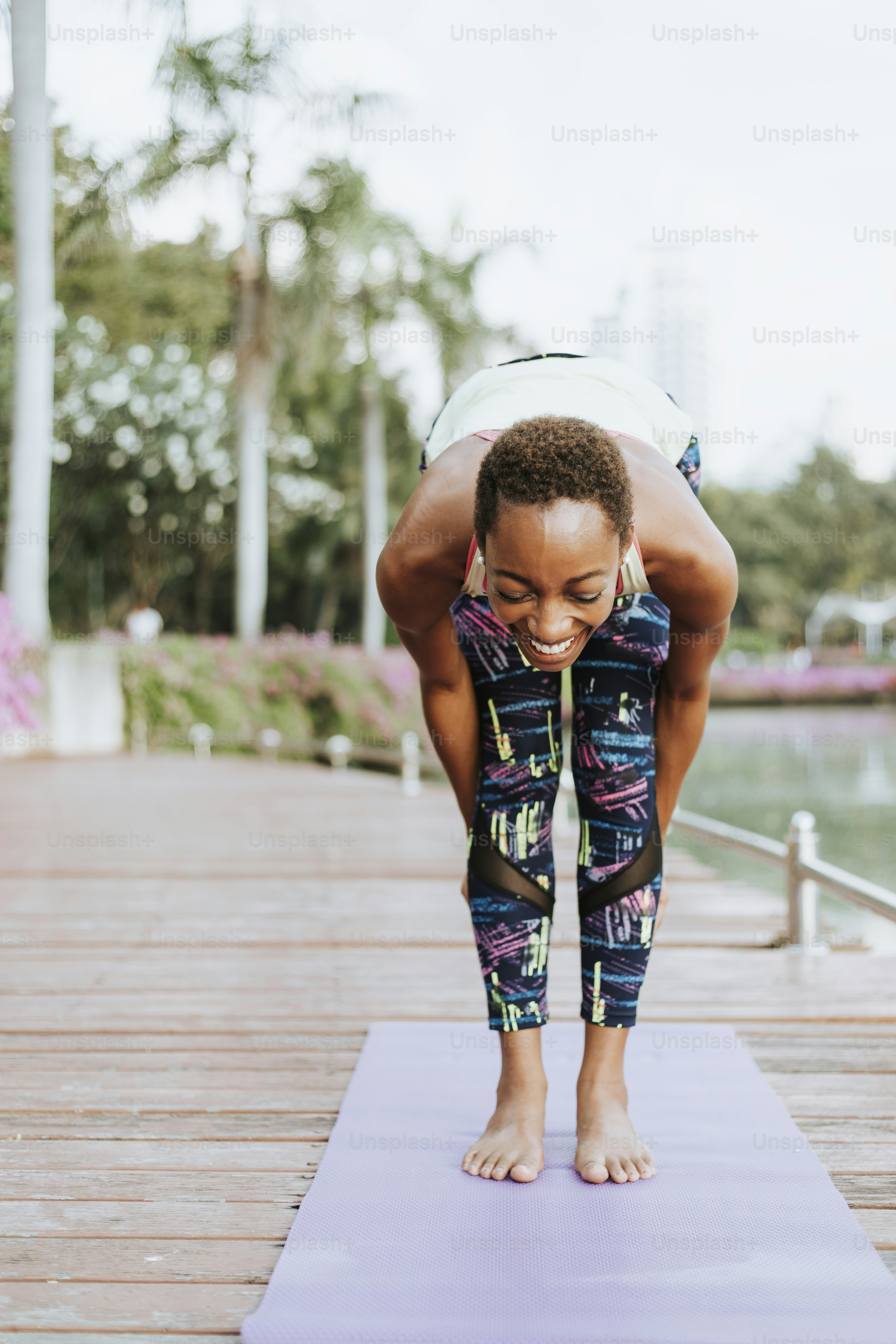 Black lady doing a yoga in a park photo – Black people Image on Unsplash