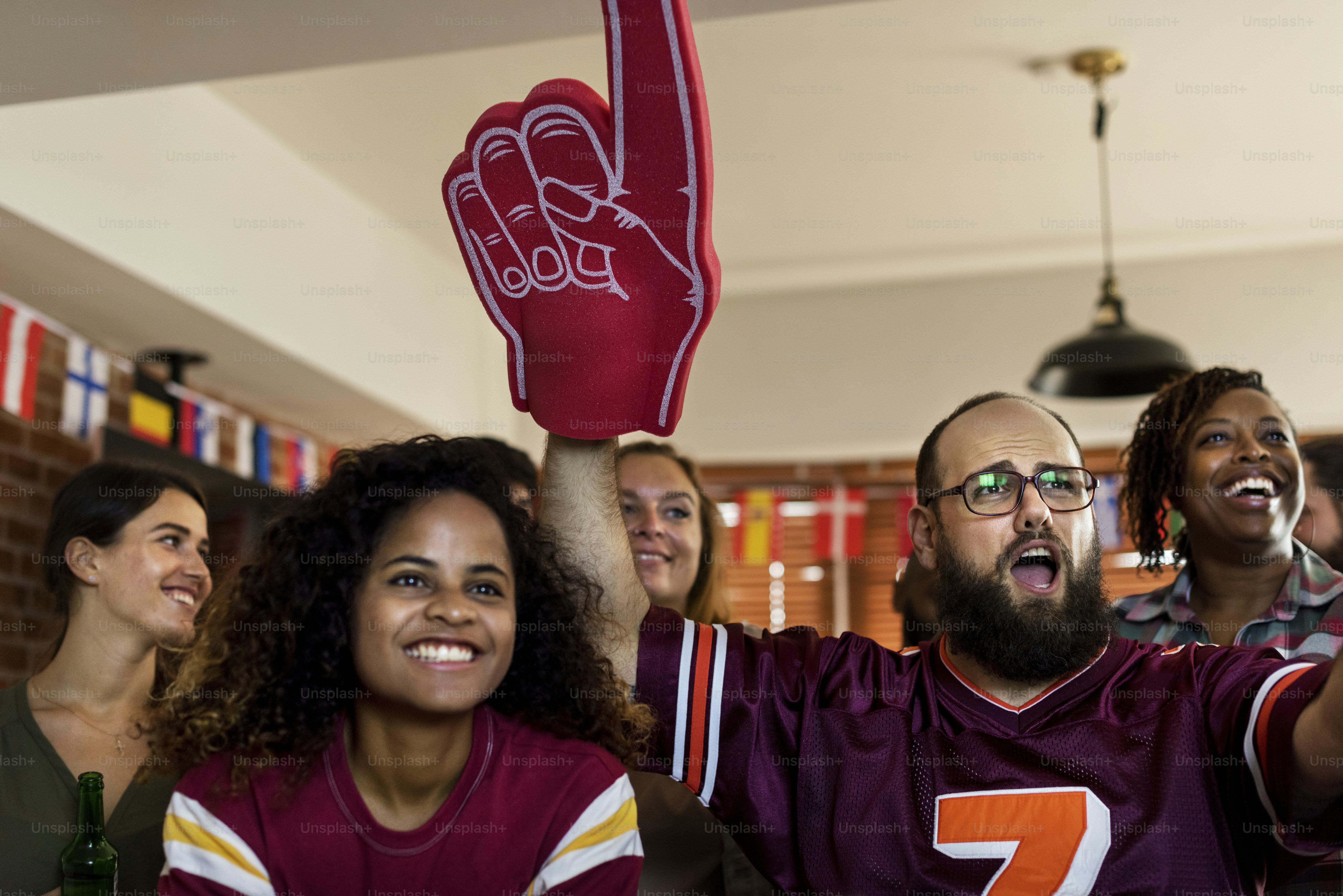 Freunde, die gemeinsam Sport in der Bar anfeuern