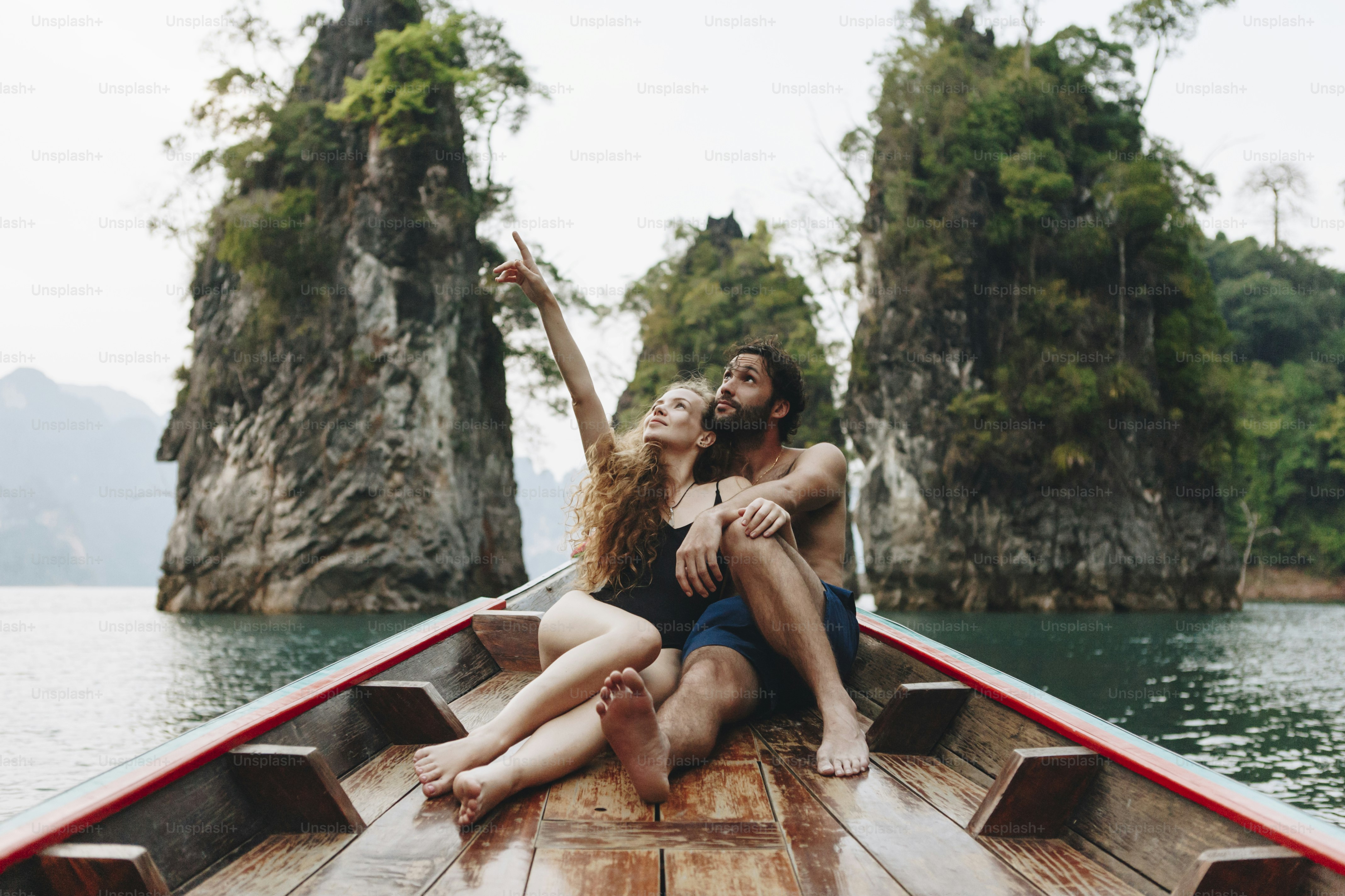 Casal passeando de barco em um lago tranquilo
