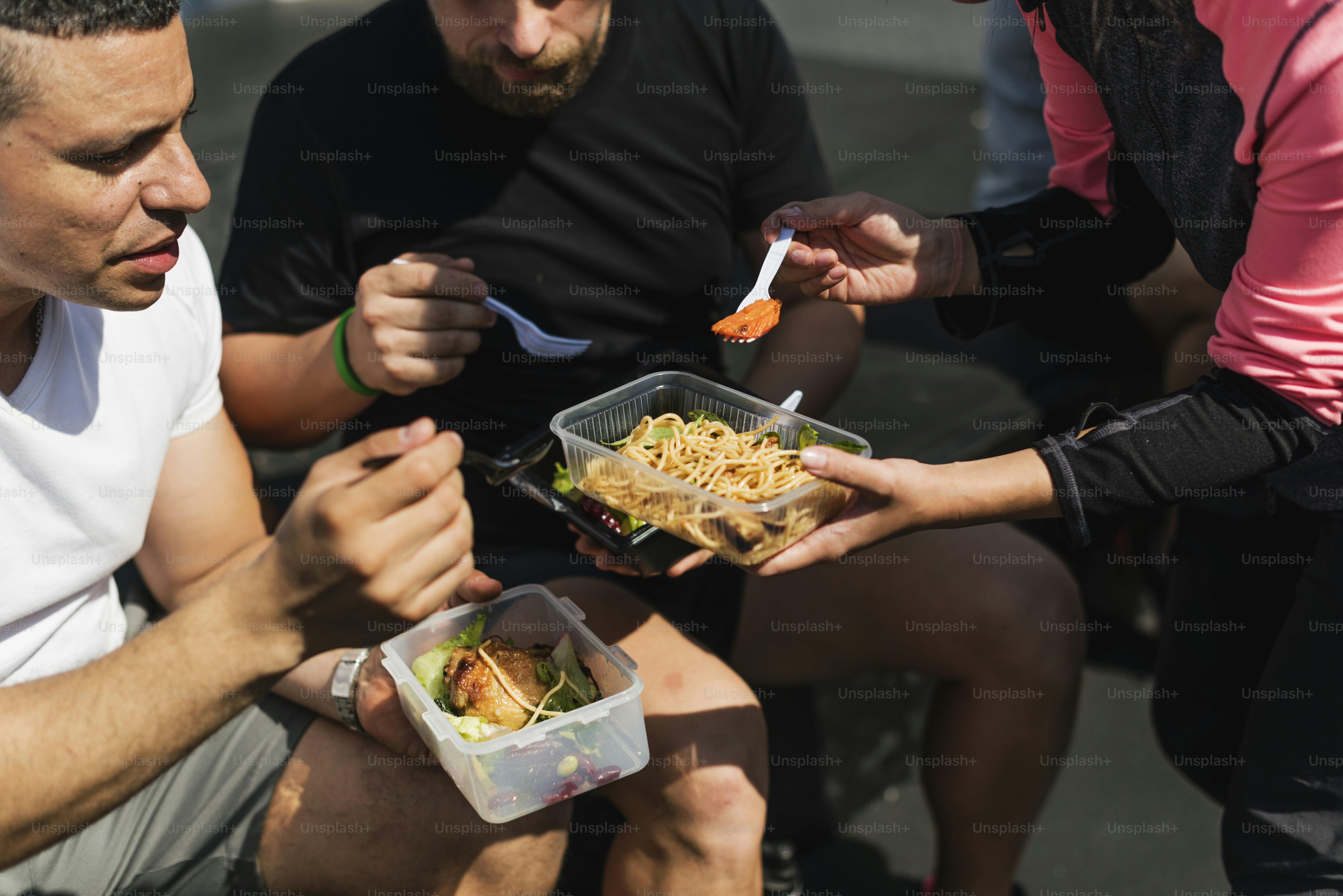 Pessoas comendo alimentos saudáveis
