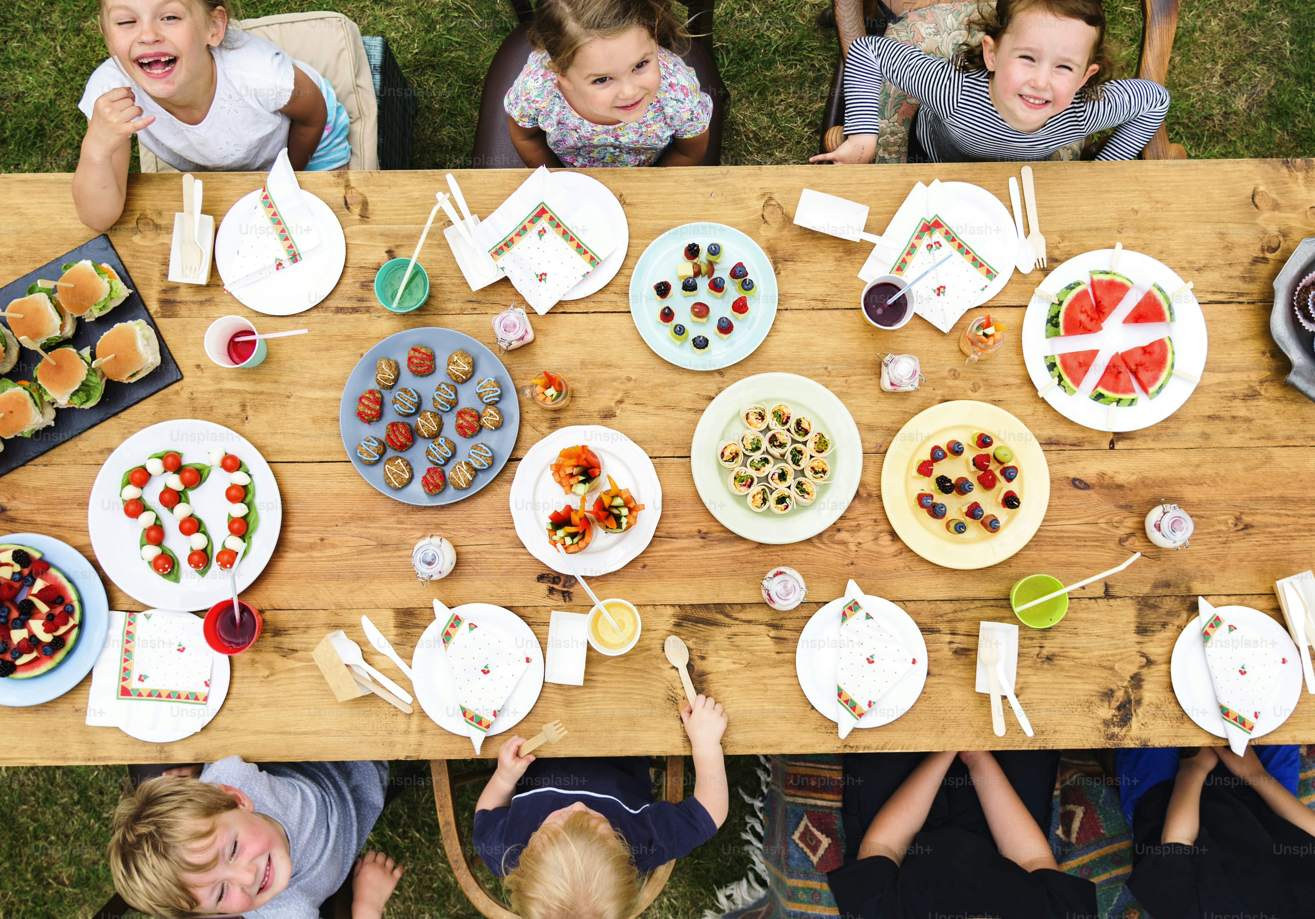 Les enfants profitent de la fête dans le jardin
