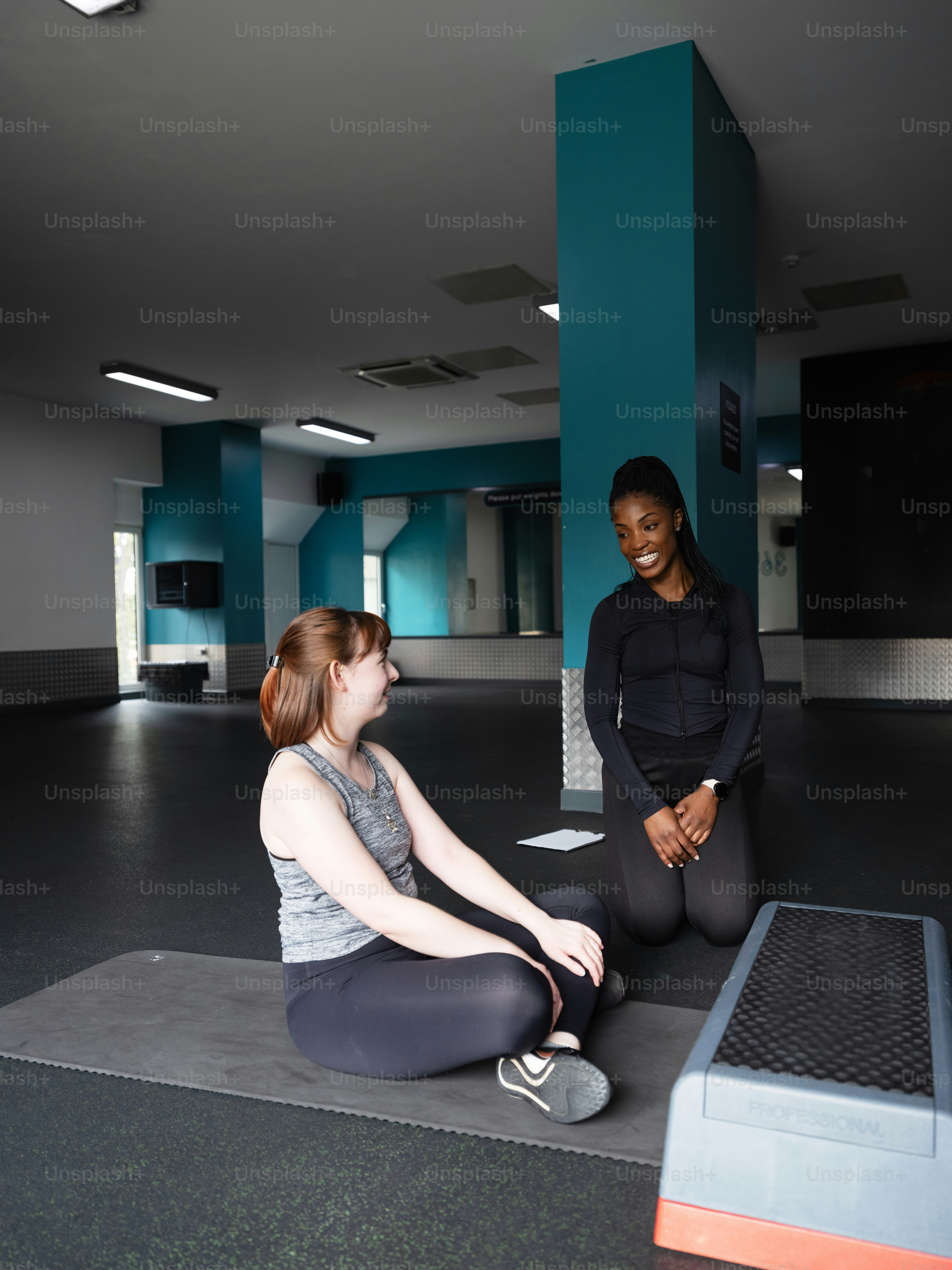 Deux femmes assises par terre dans une pièce