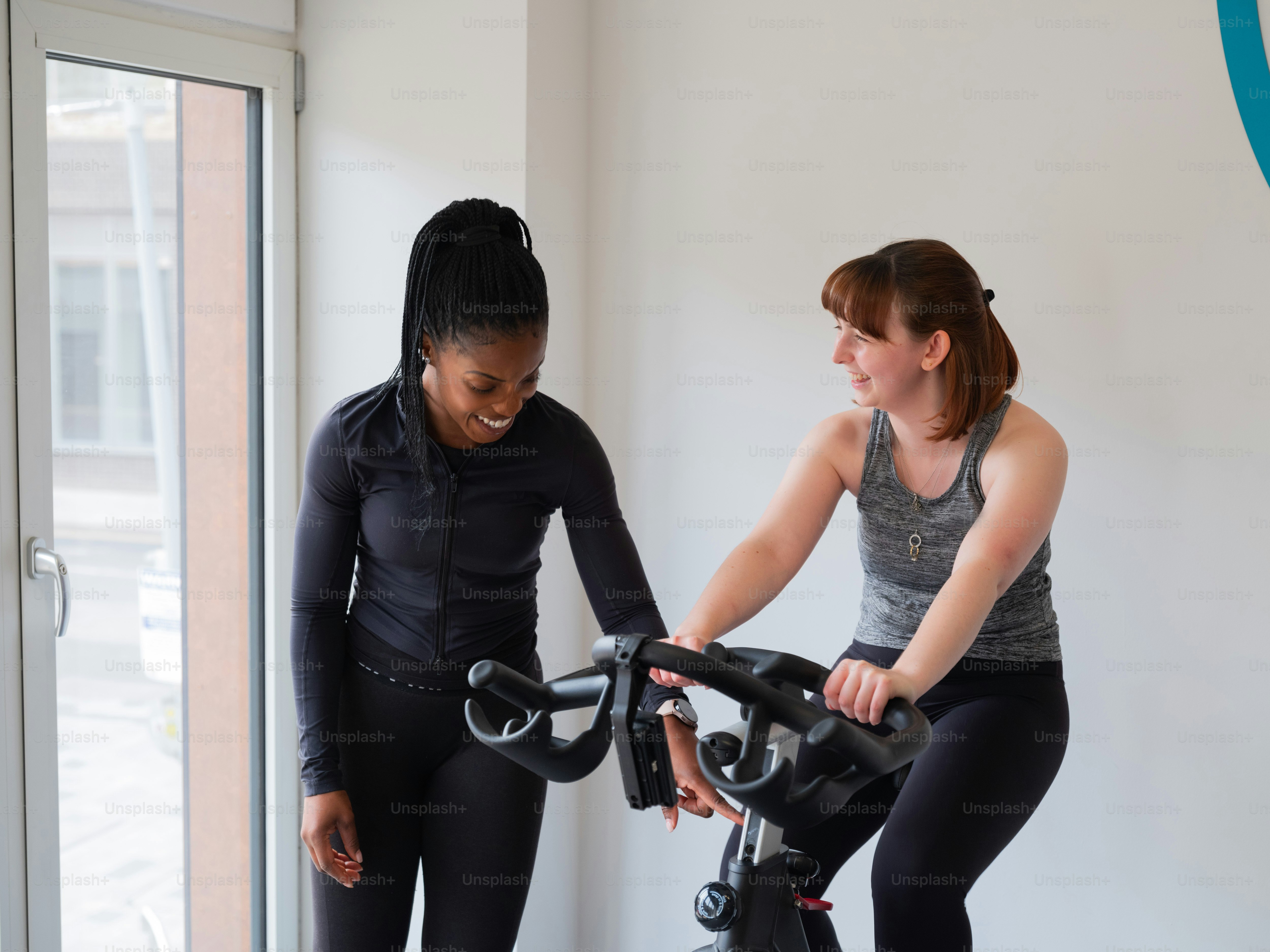 Un couple de femmes faisant du vélo dans une pièce