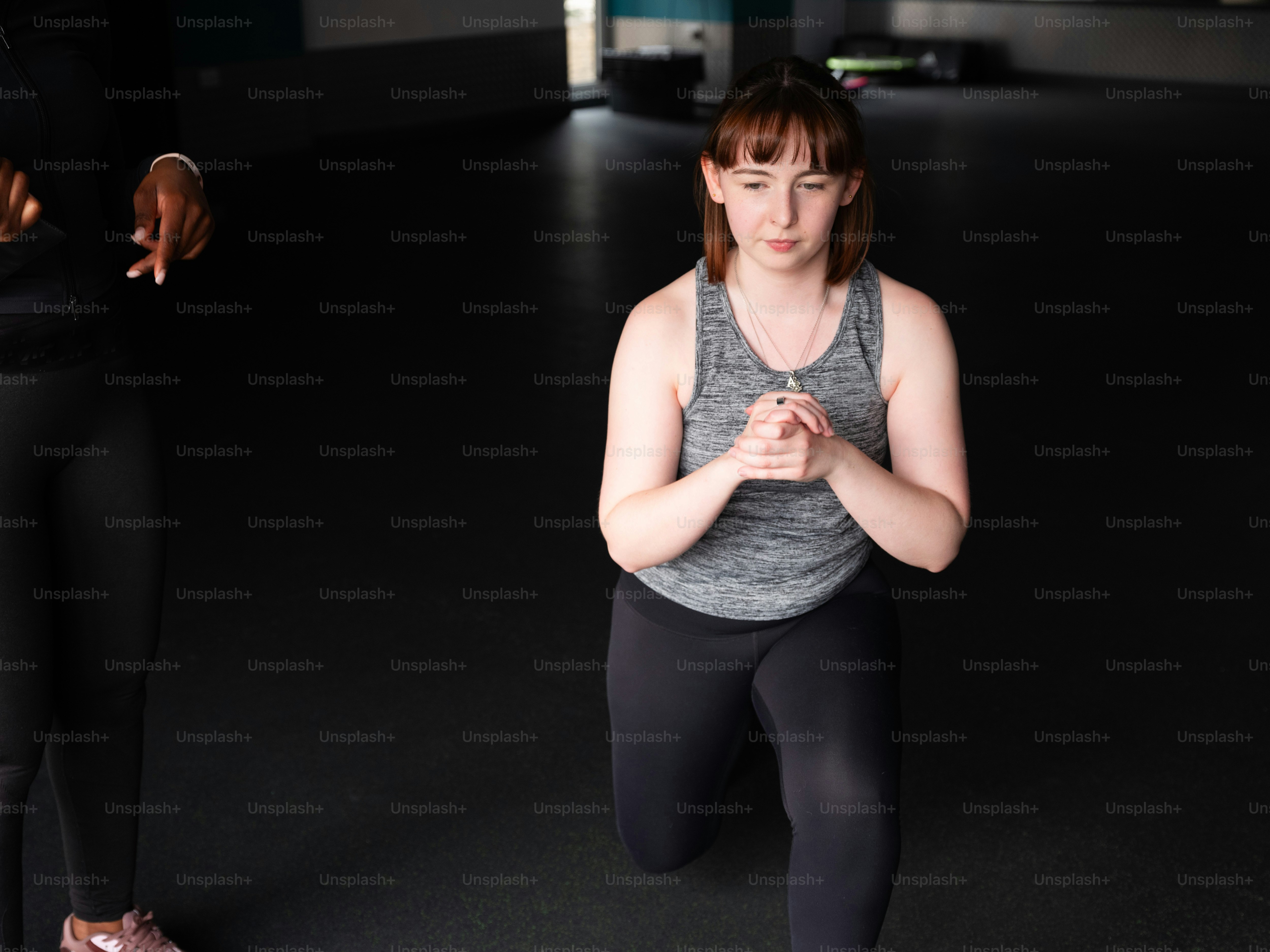 Une femme est debout dans une pièce sombre