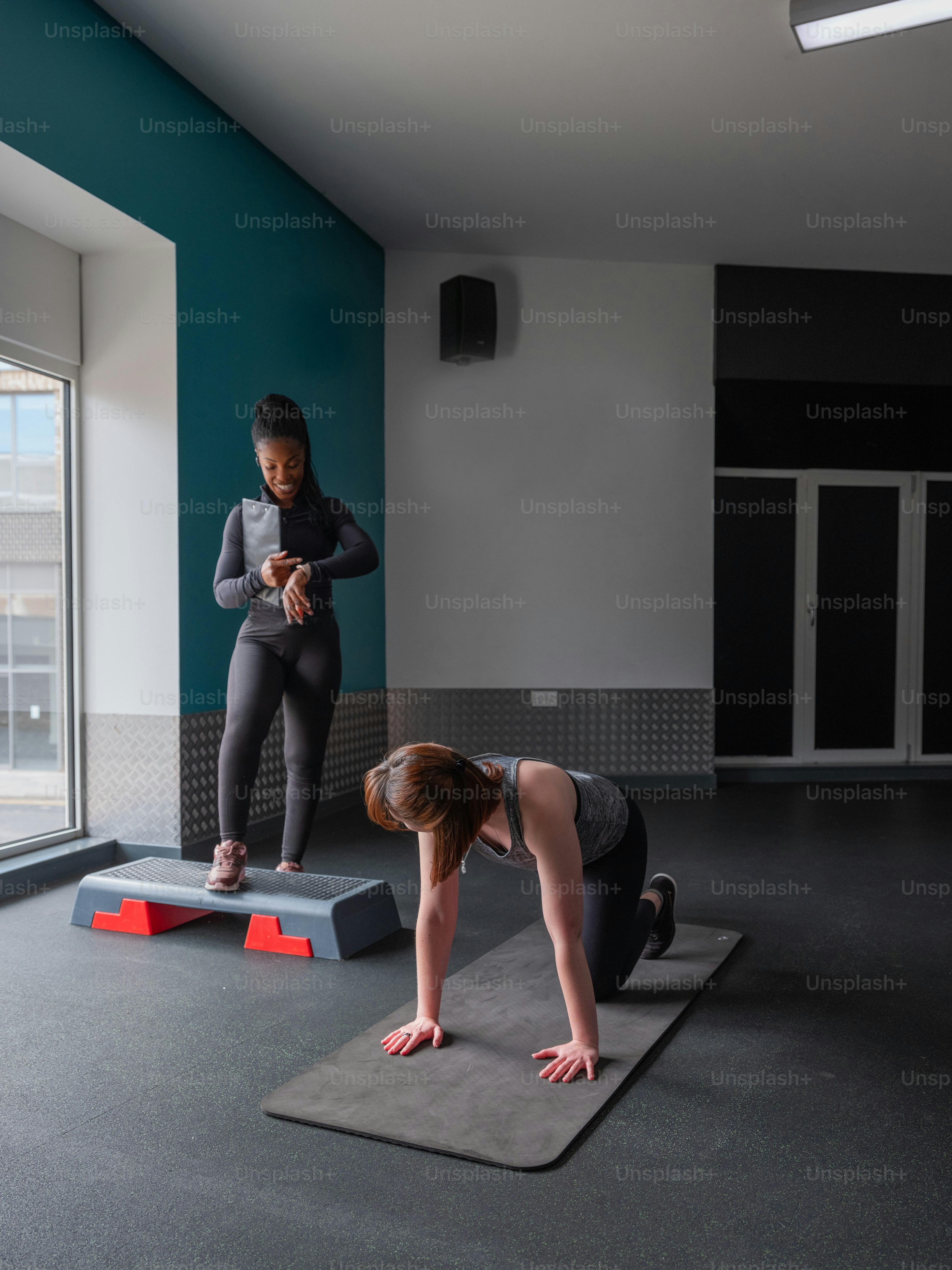 Une femme faisant une pose de yoga sur un tapis