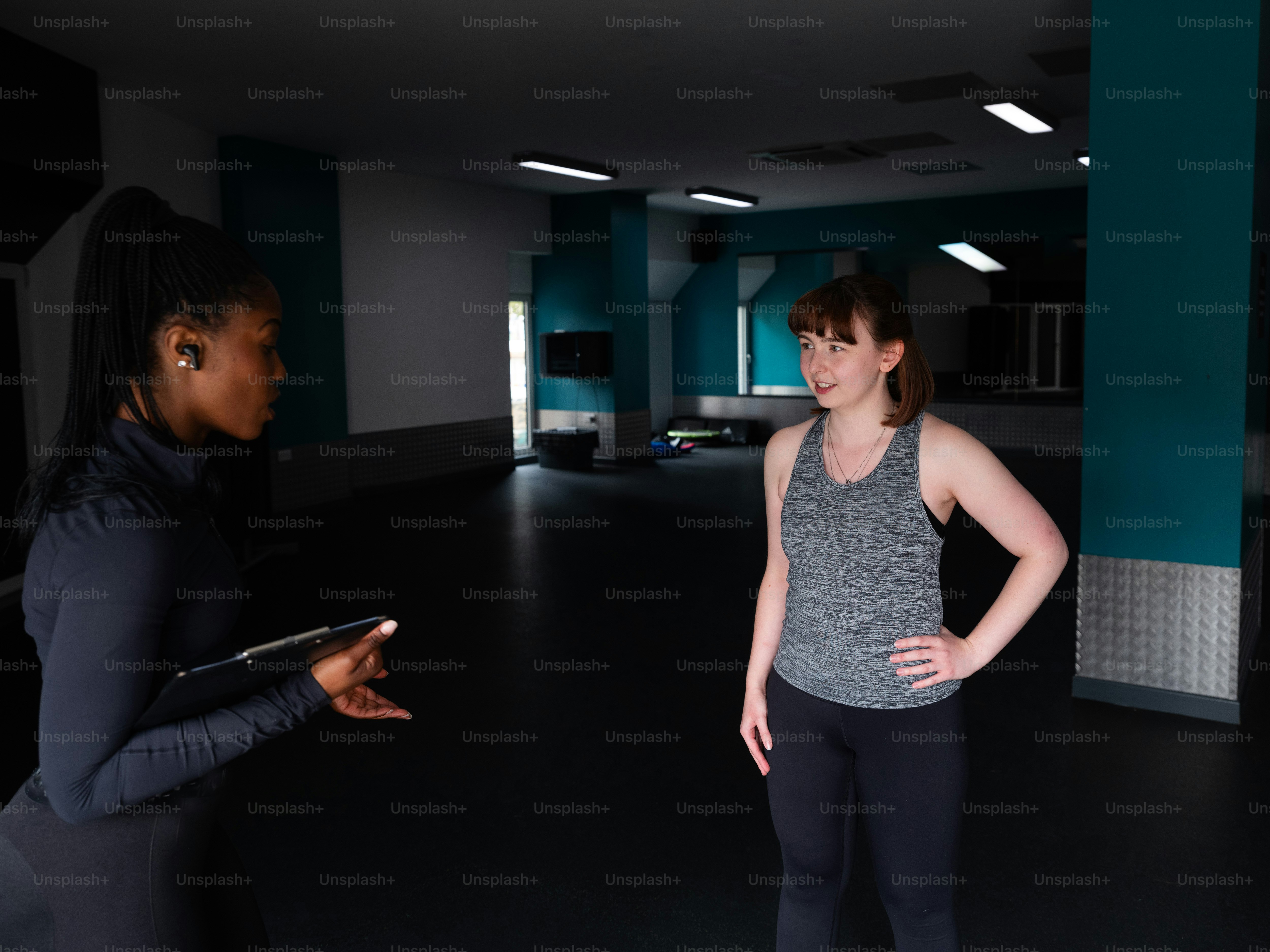 Deux femmes debout dans une pièce l’une à côté de l’autre