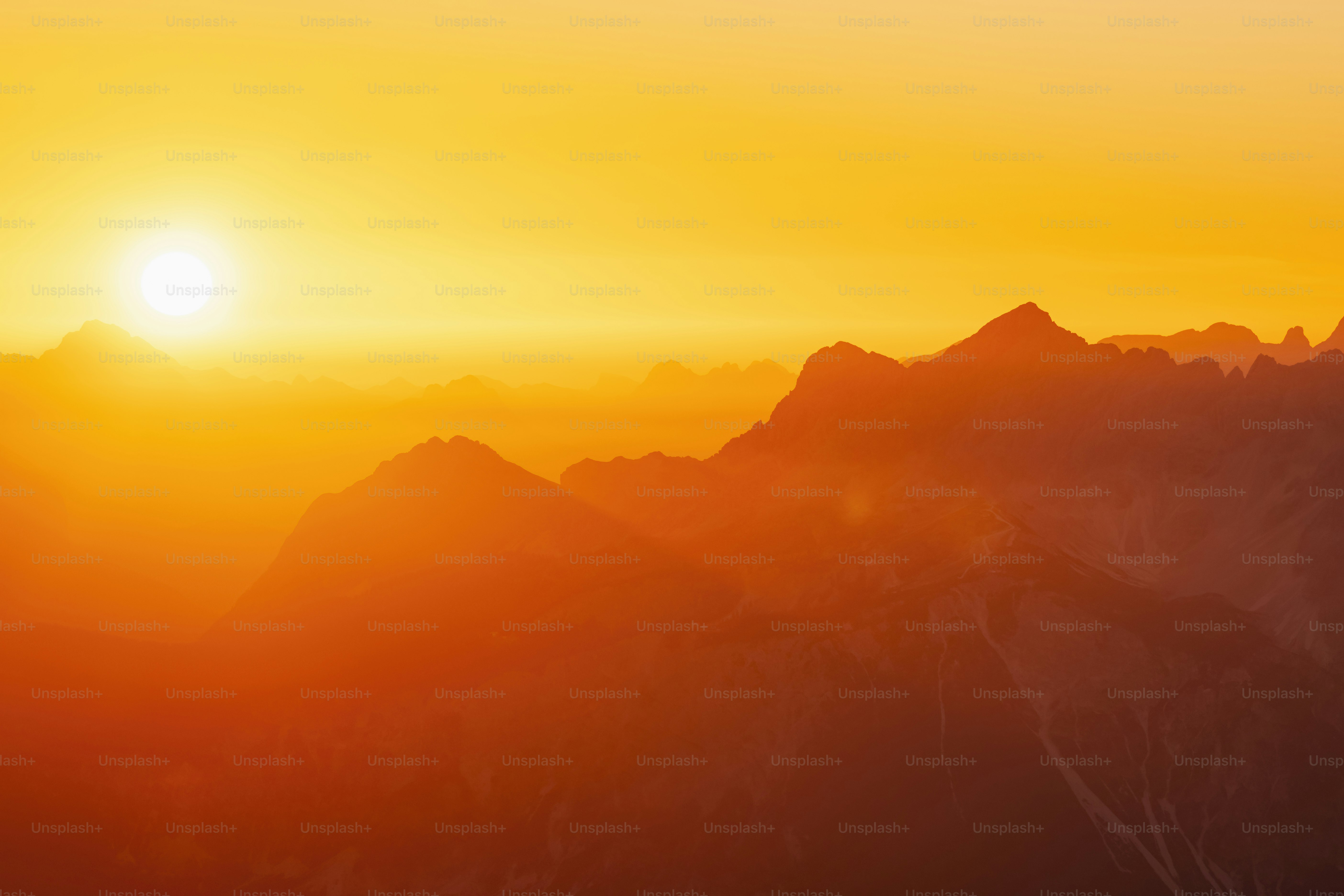 太陽が山脈に沈む