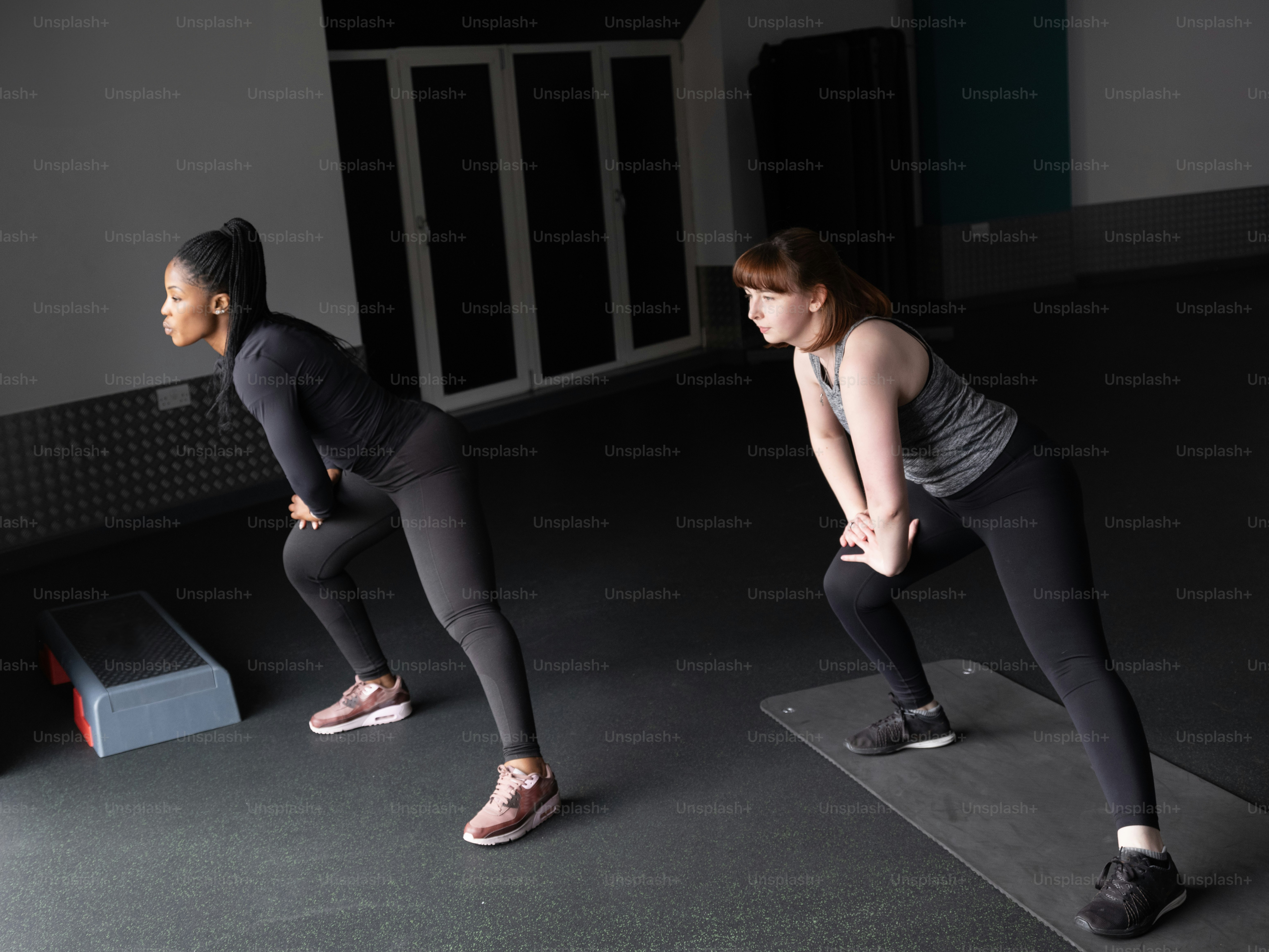 Une femme debout sur un tapis dans une salle de sport