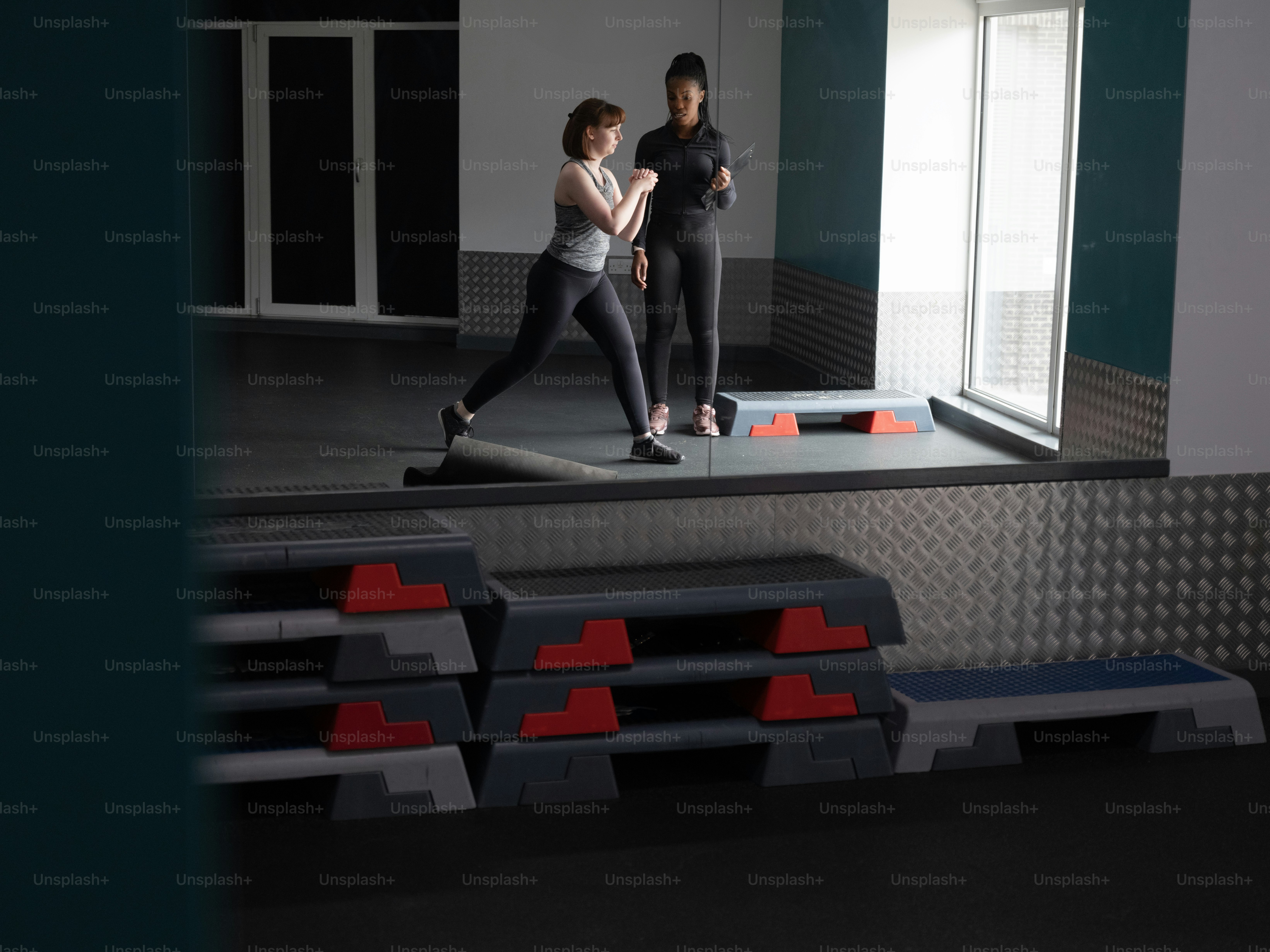 Quelques personnes debout sur le toit d’une scène