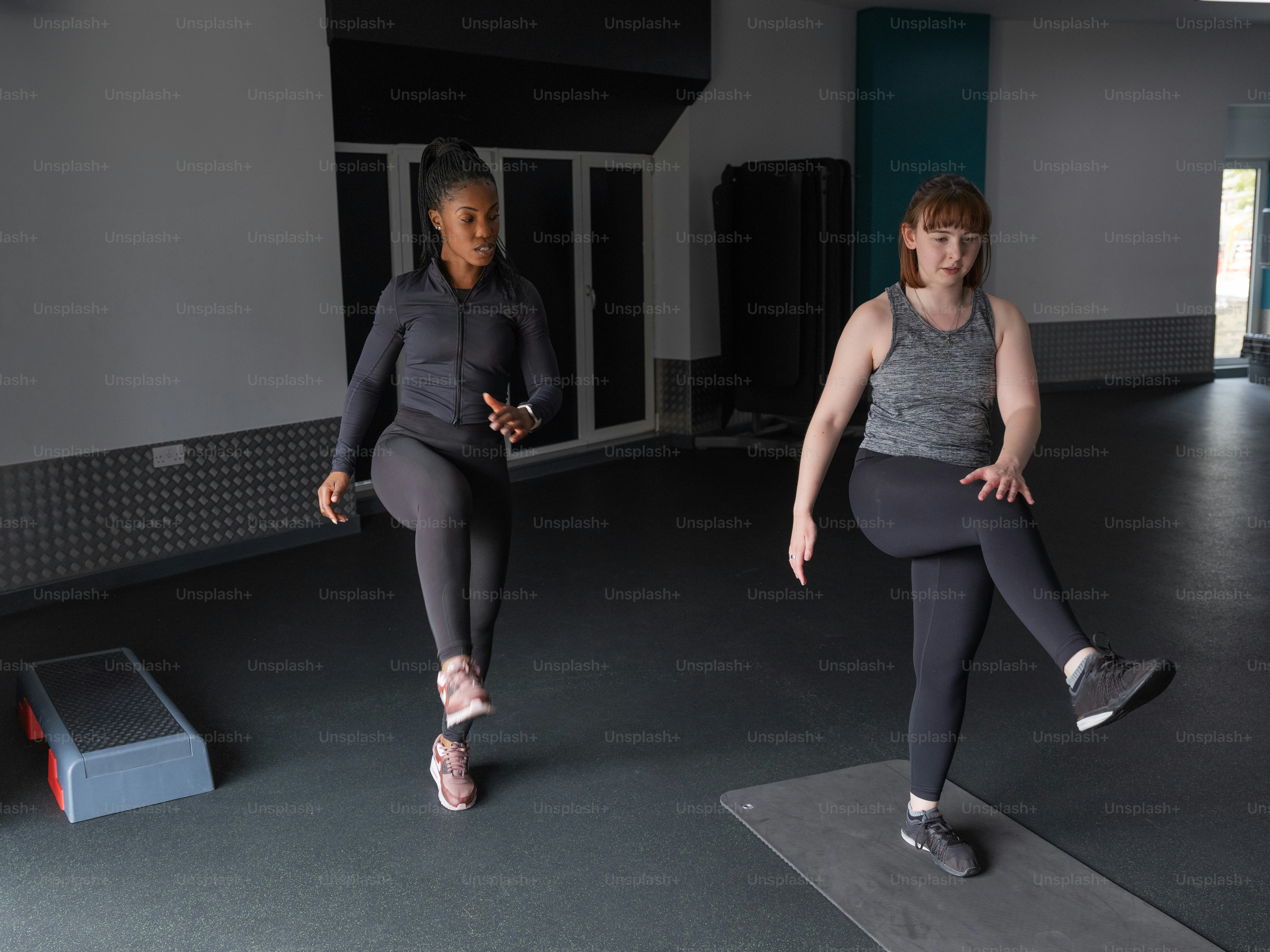Un couple de femmes debout sur un tapis