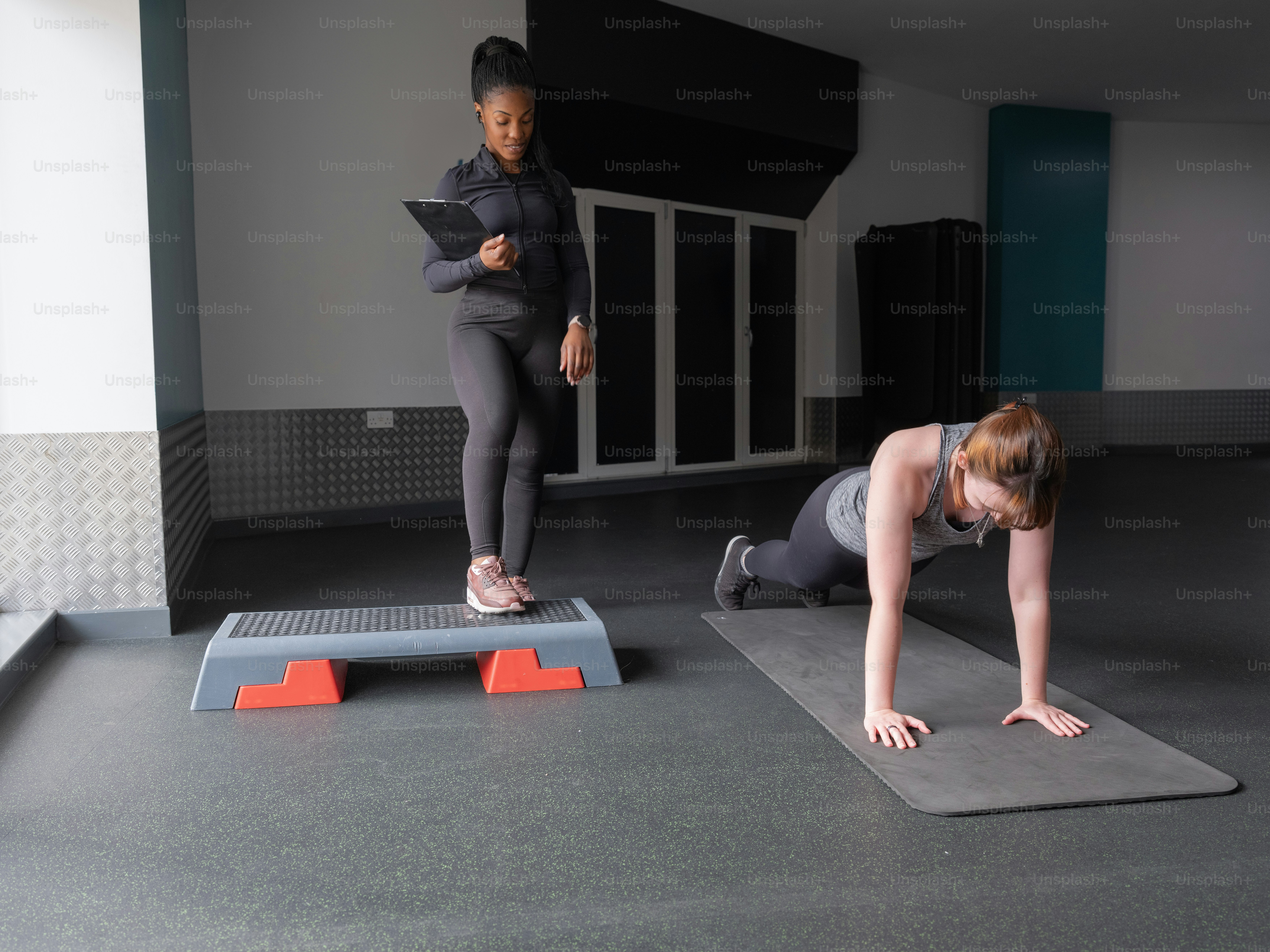 Deux femmes faisant des pompes dans une salle de sport