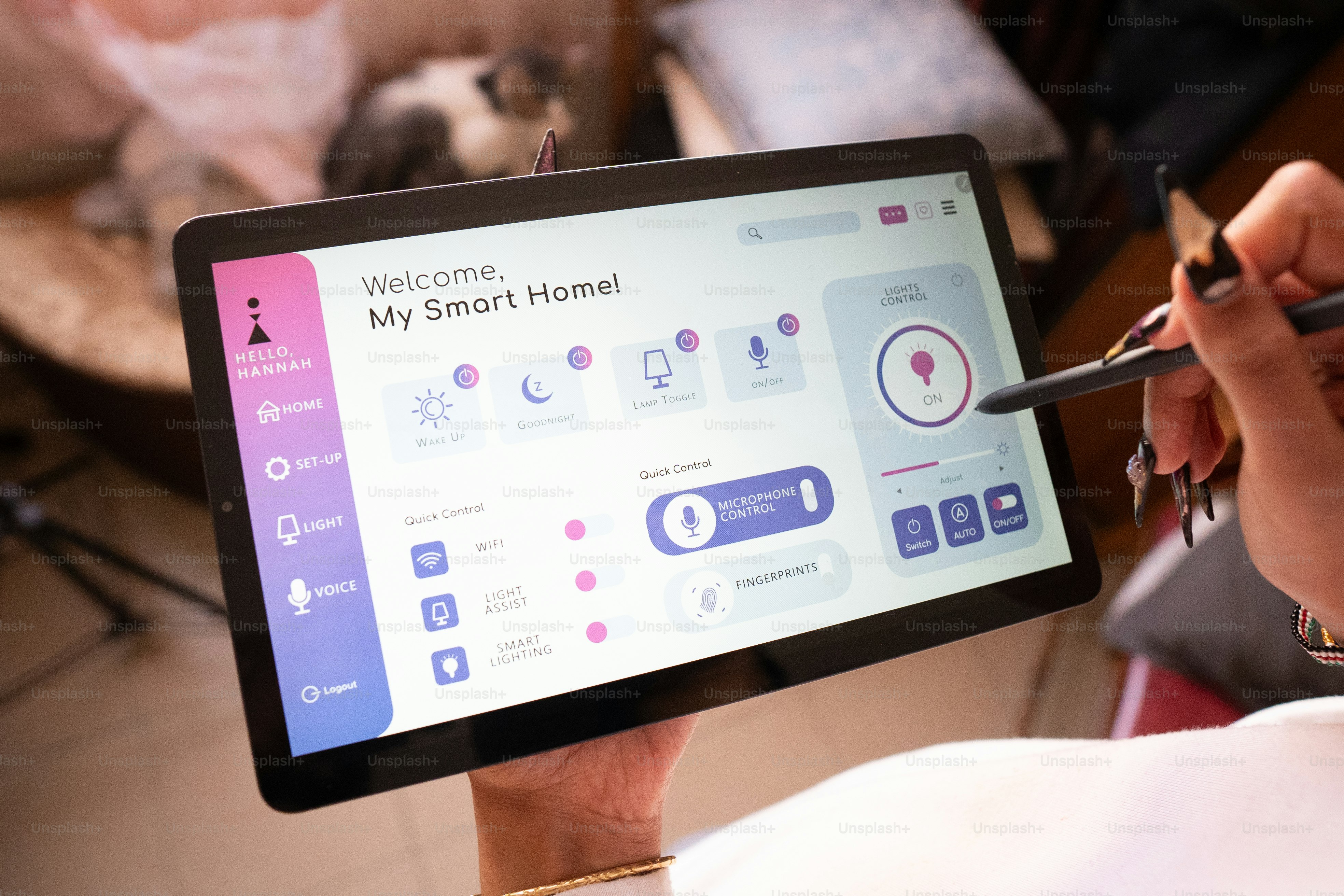 Una persona sosteniendo una tableta con un bolígrafo en la mano