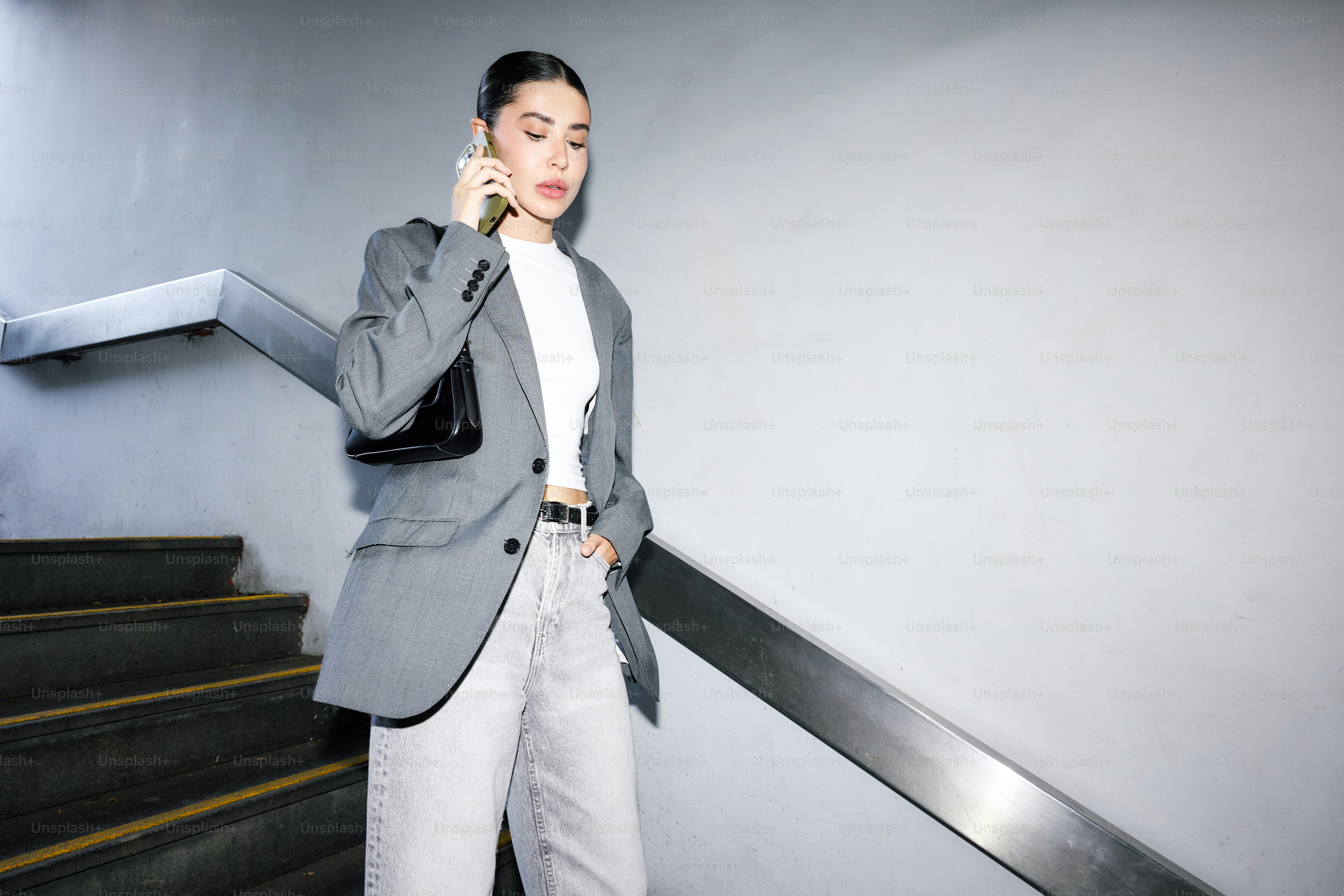 Una donna in piedi su una scala che parla, su, un telefono cellulare