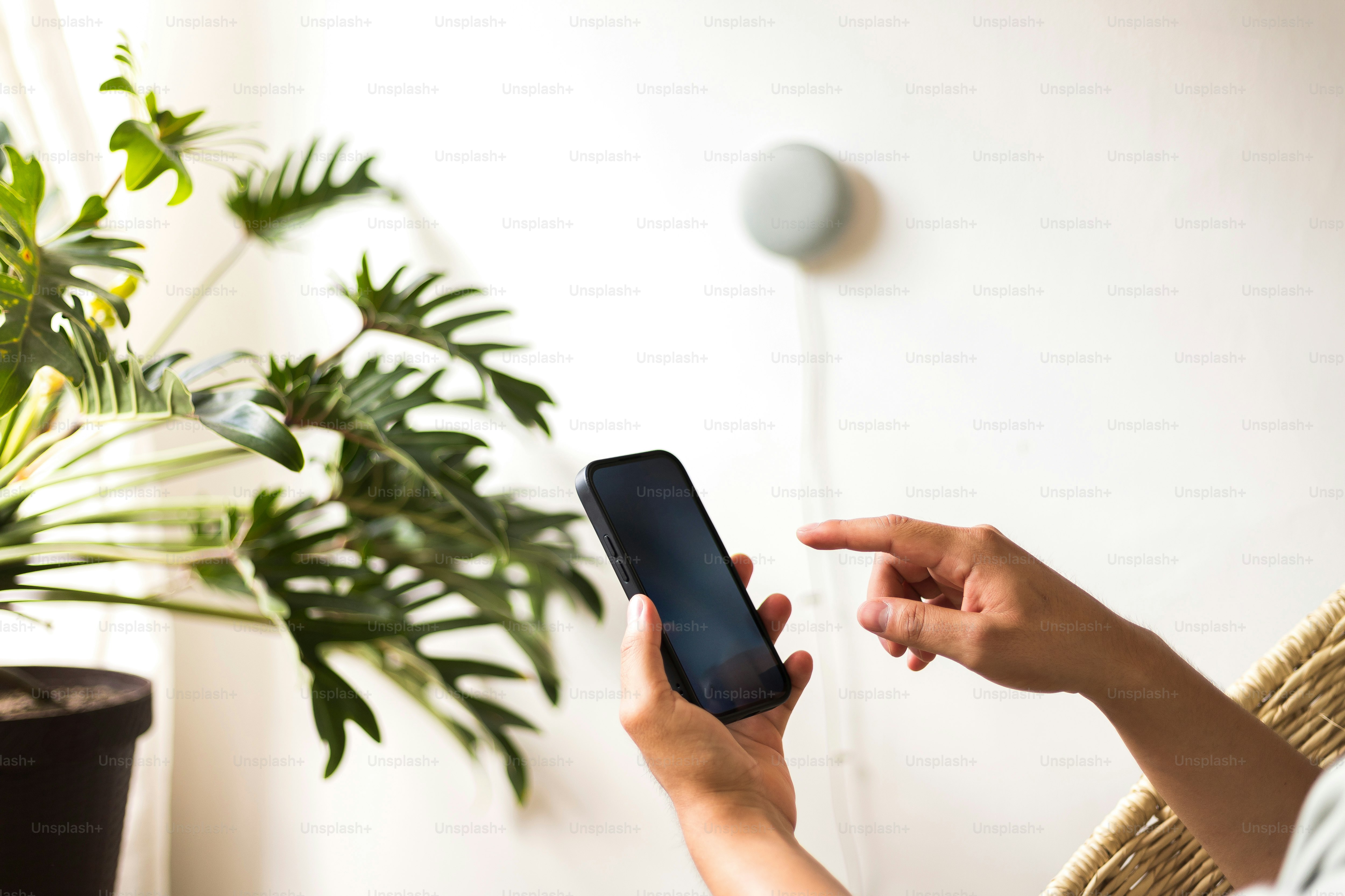 Una mujer con un teléfono celular en la mano