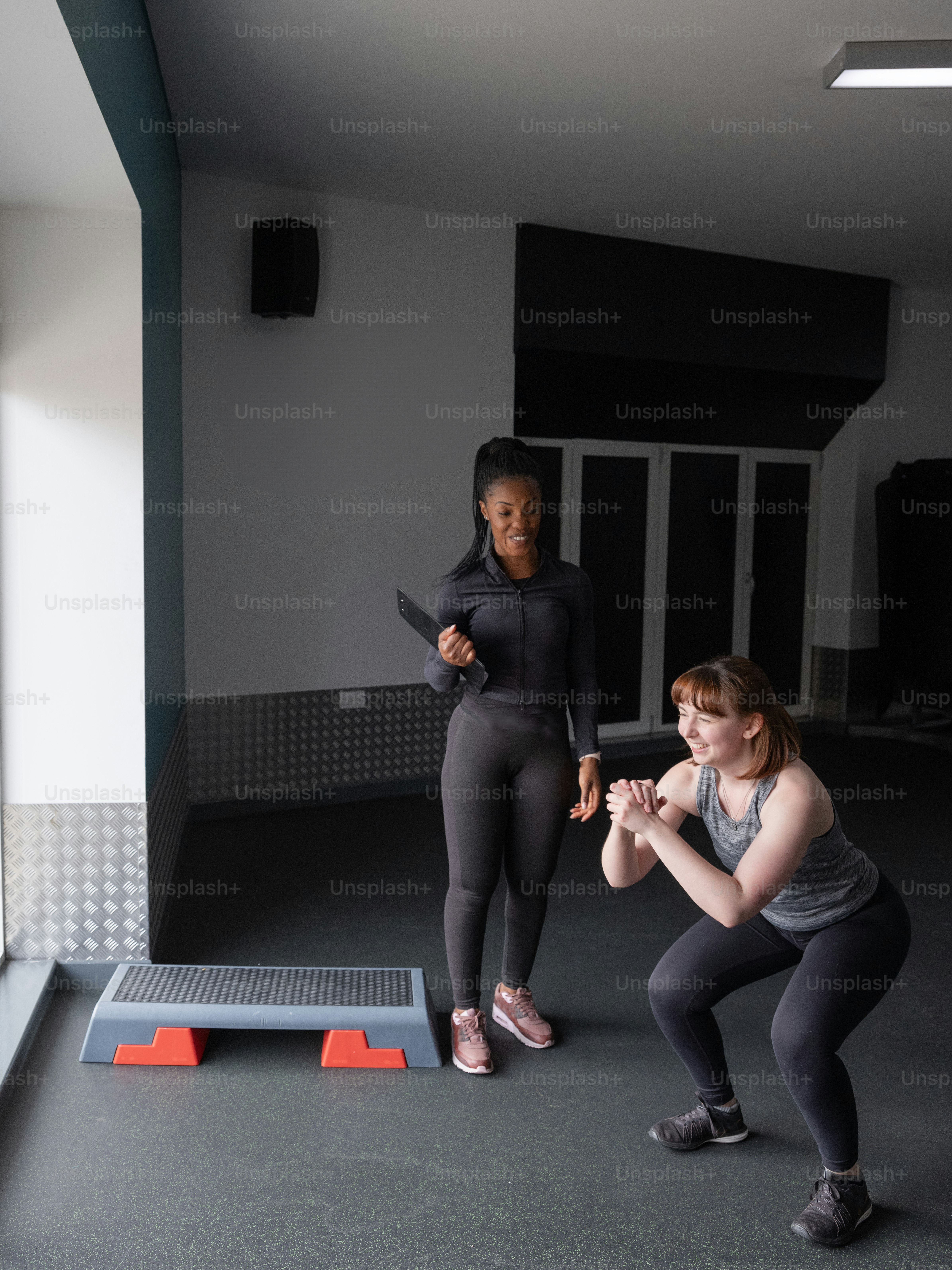 Deux femmes debout dans une pièce l’une à côté de l’autre