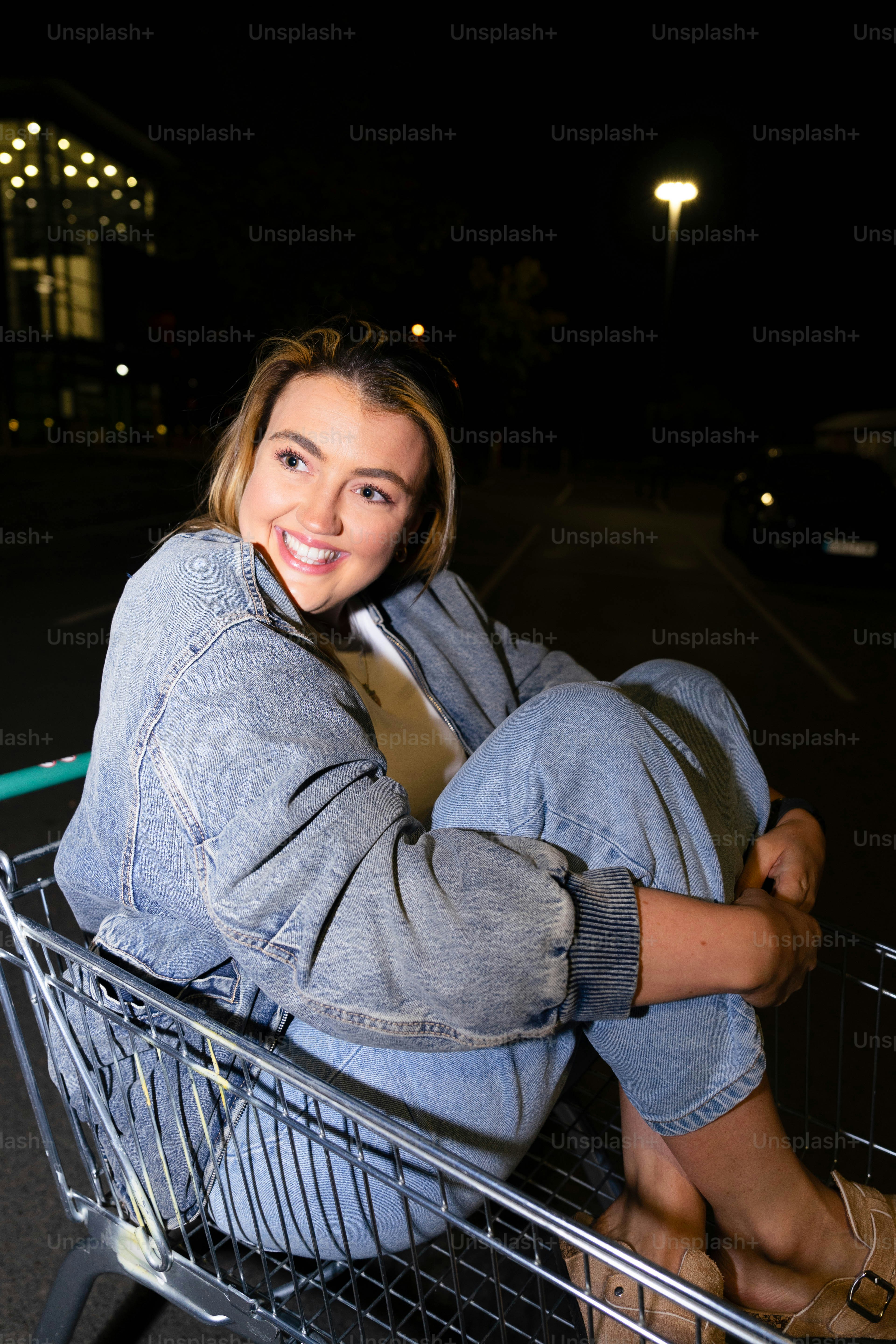 Una mujer está sentada en un carrito de compras foto – Imagen de Moda en  Unsplash, image size:3000x4500
