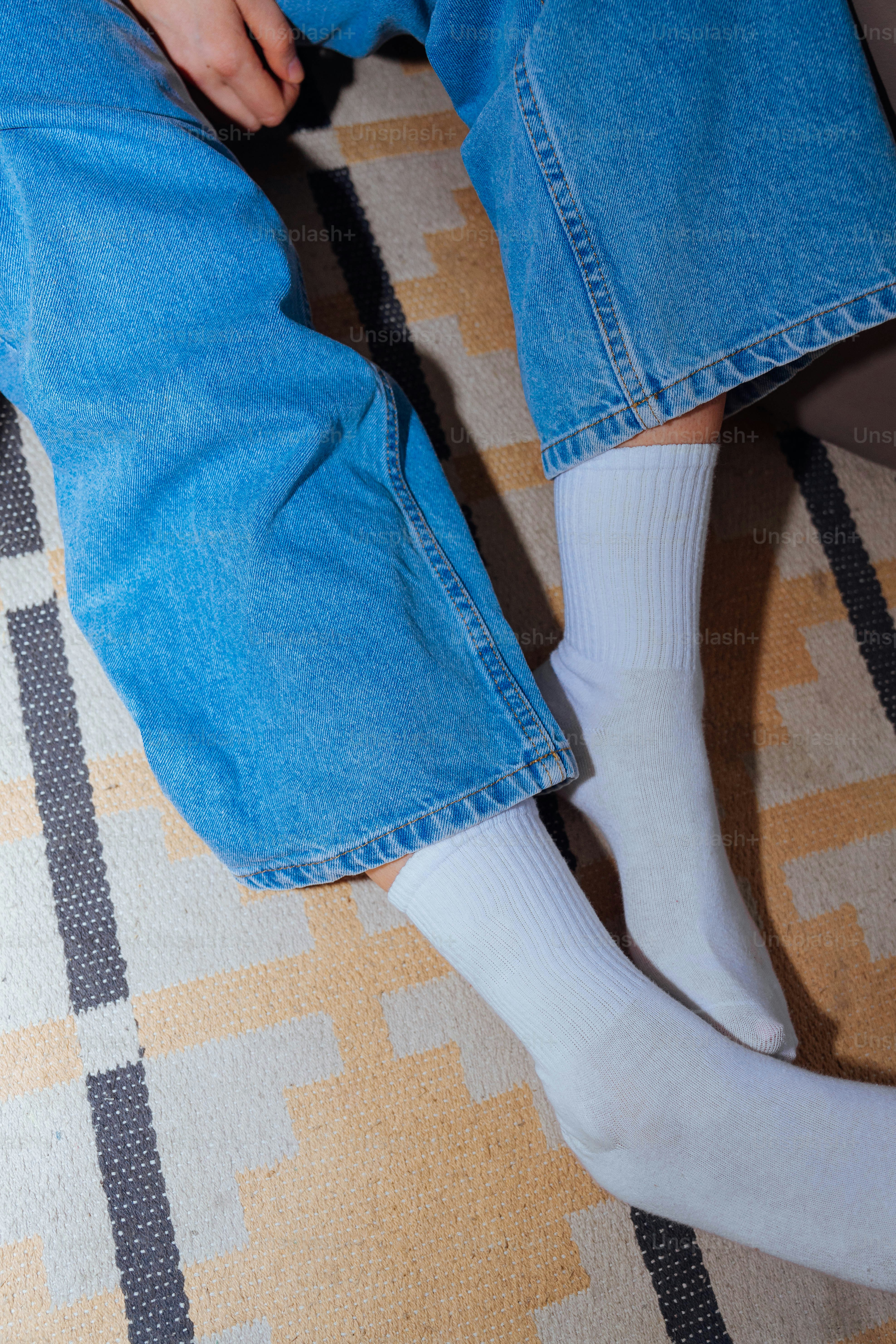 足を組んで床に座っている人