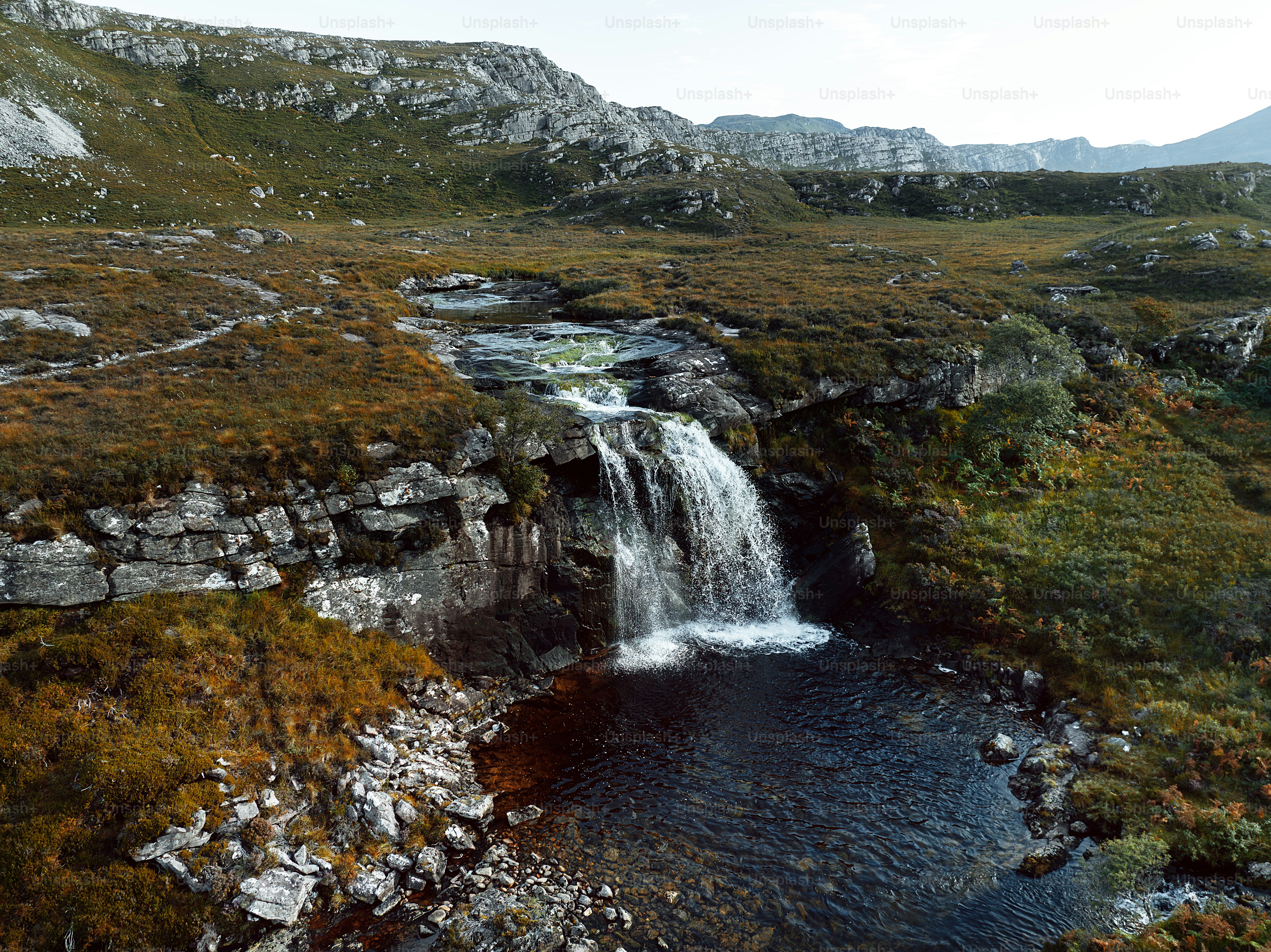 Ein kleiner Wasserfall inmitten einer Rasenfläche