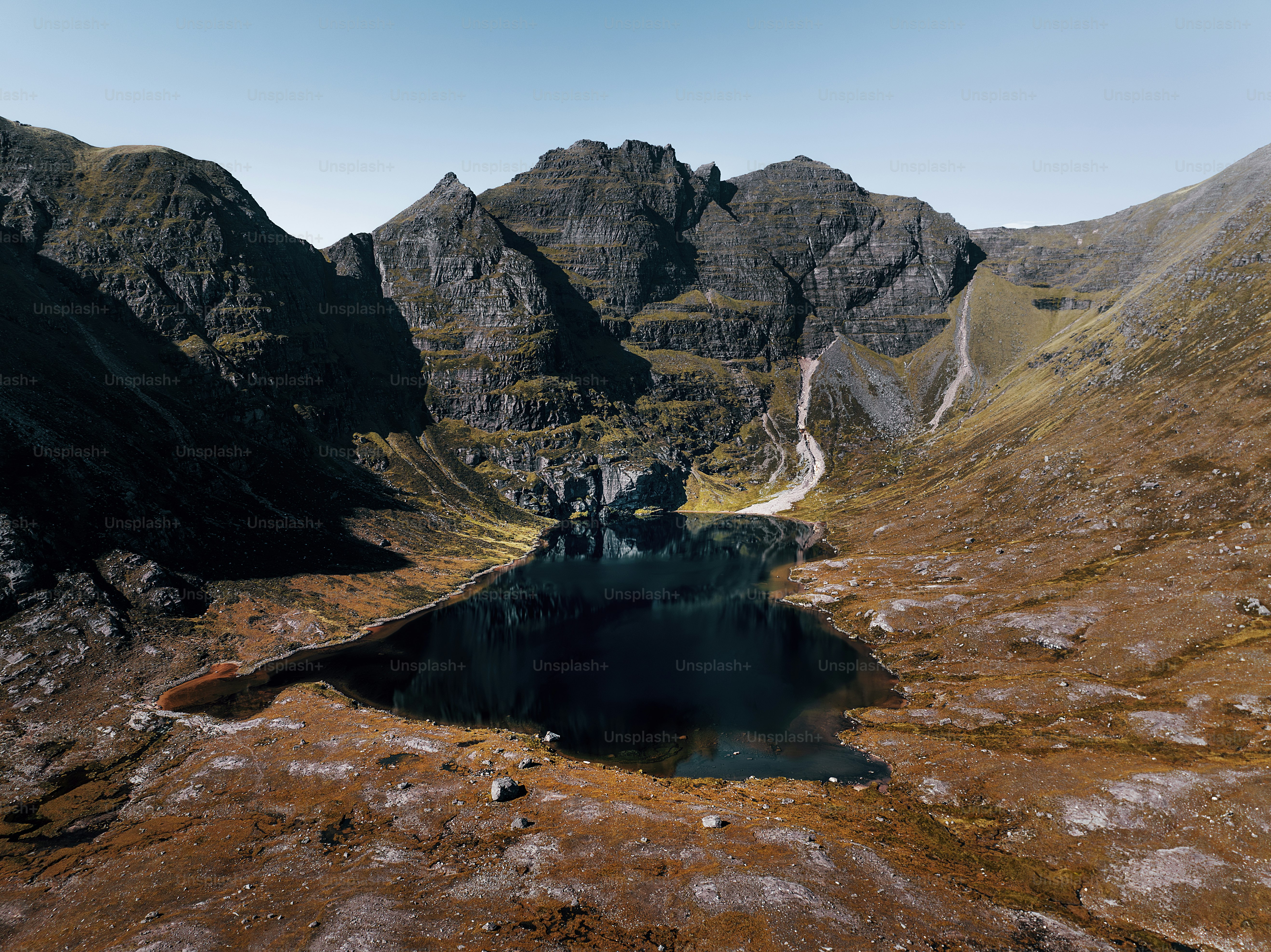 Une vue aérienne d’un lac de montagne entouré de montagnes
