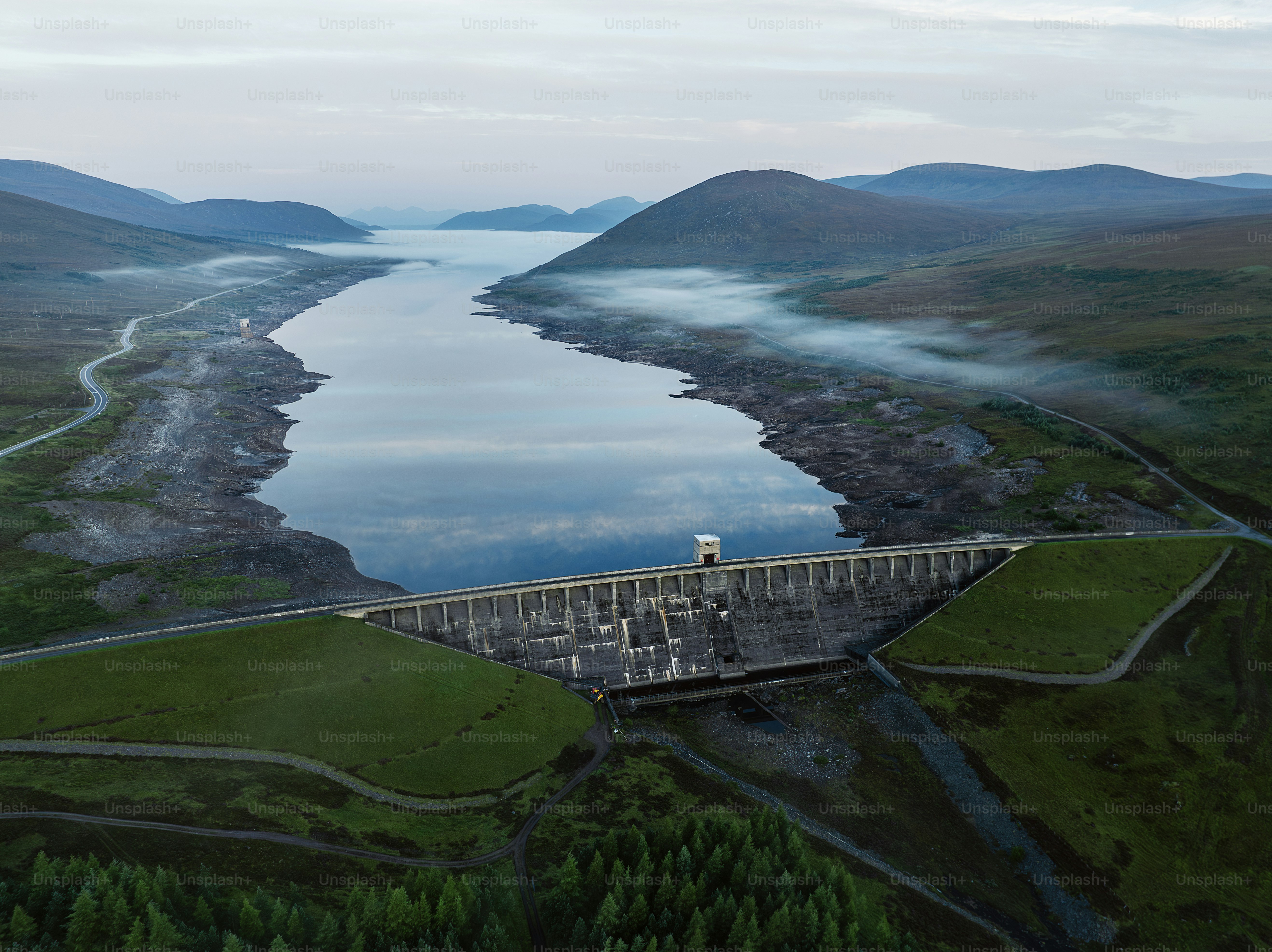 Un grand plan d’eau entouré de montagnes