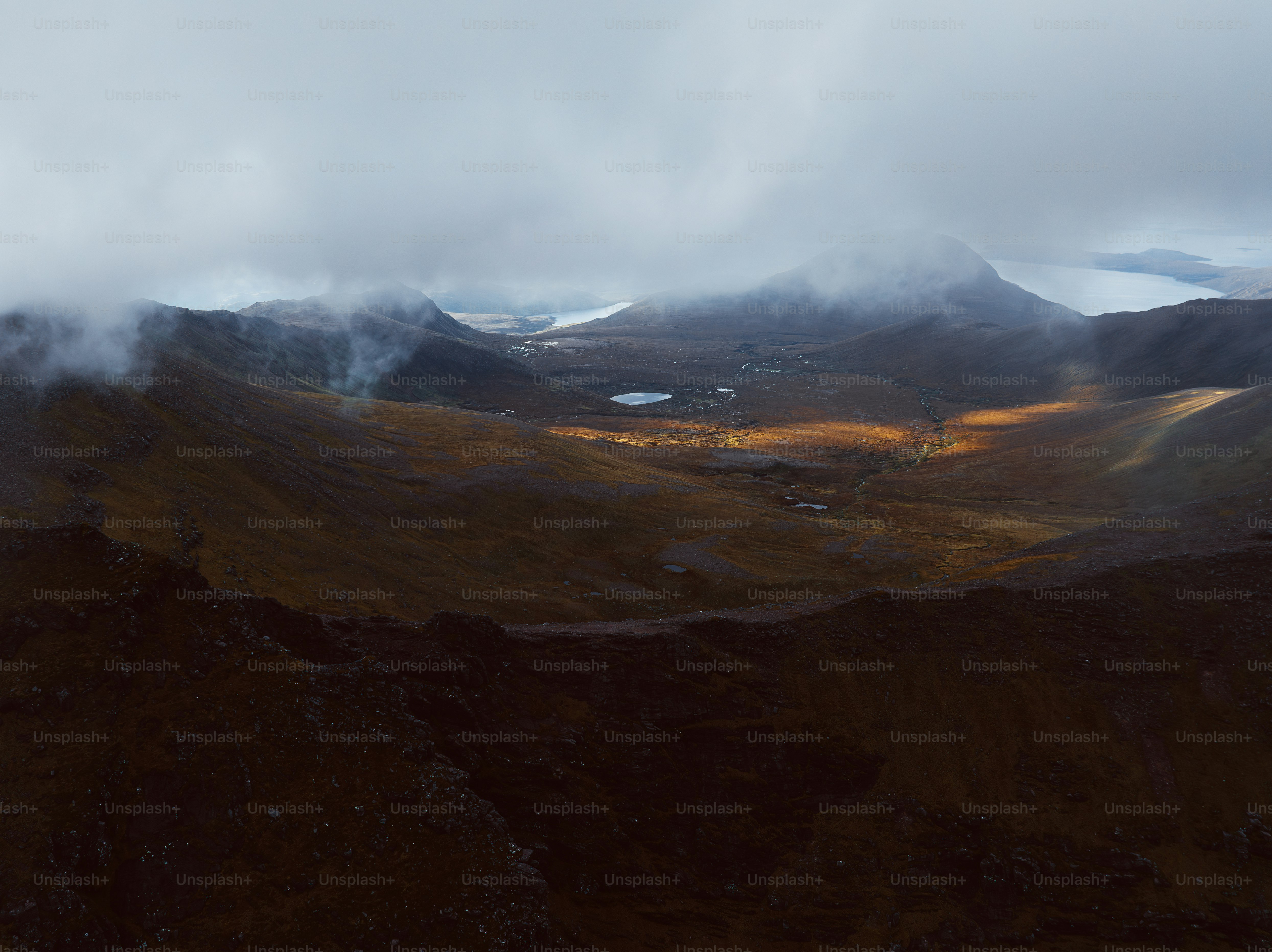 Une vue aérienne d’une chaîne de montagnes dans les nuages