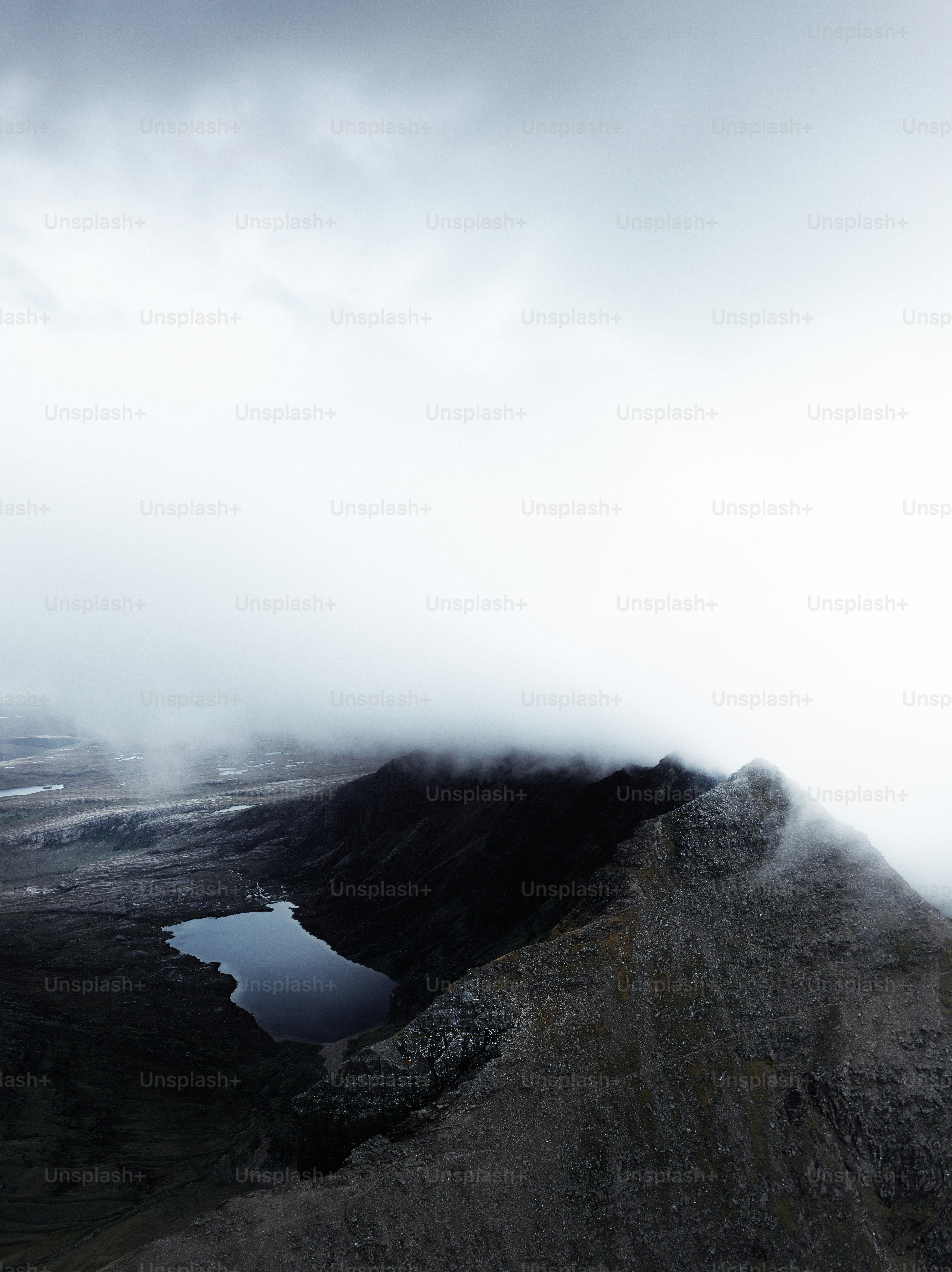 Une montagne avec un lac au milieu