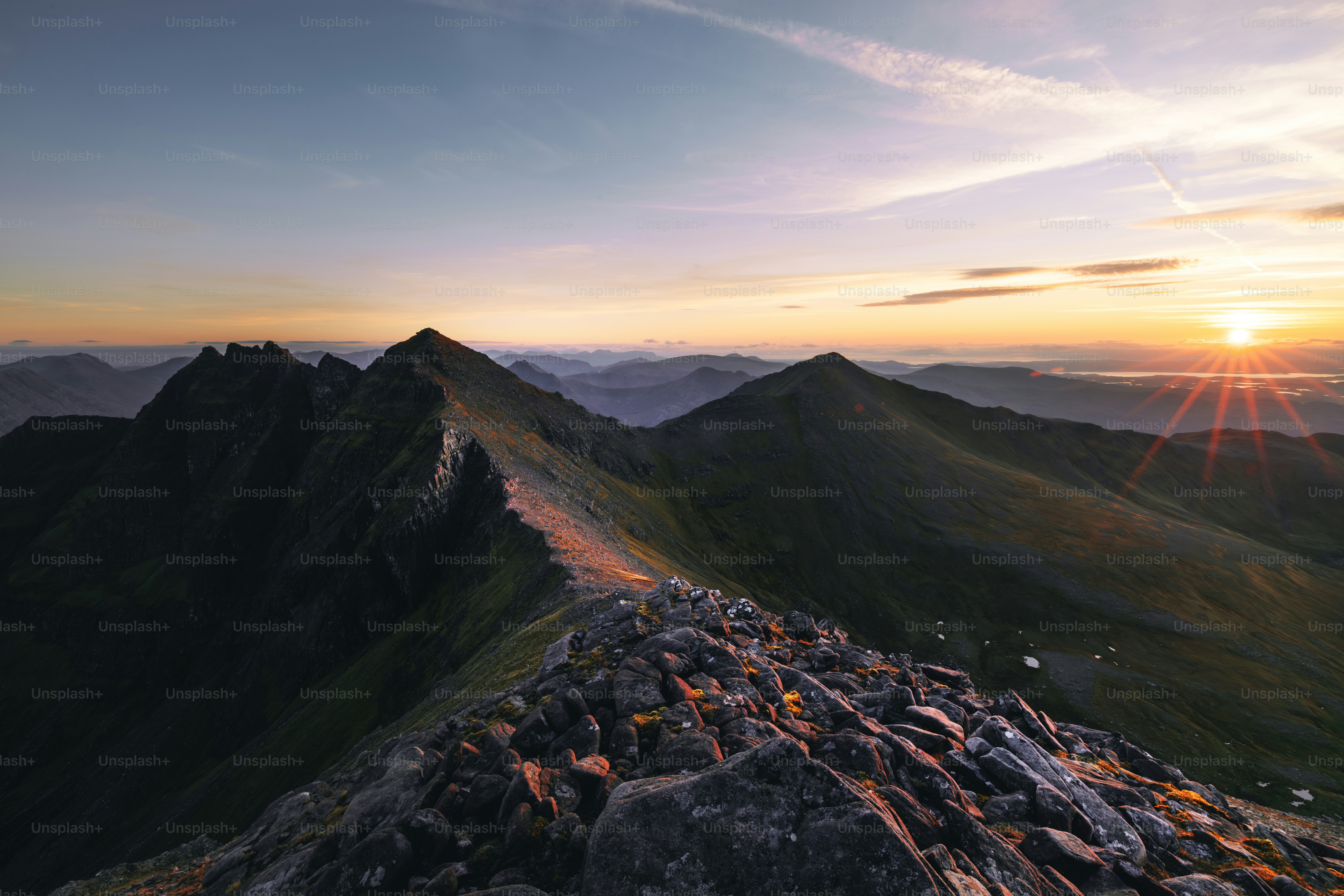 The sun is setting over a mountain range photo – Sunset Image on Unsplash