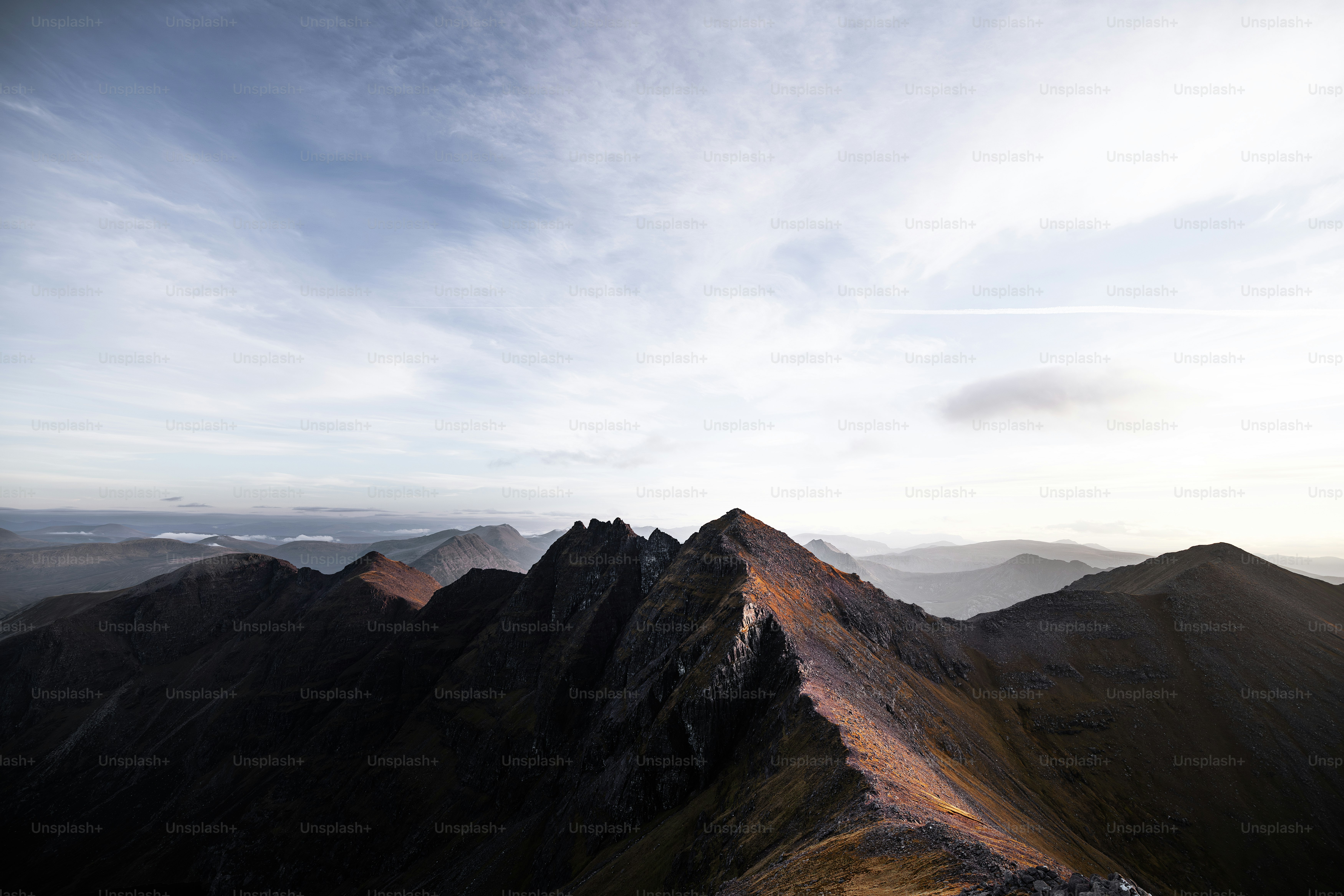 Une vue d’une chaîne de montagnes depuis le sommet d’une colline