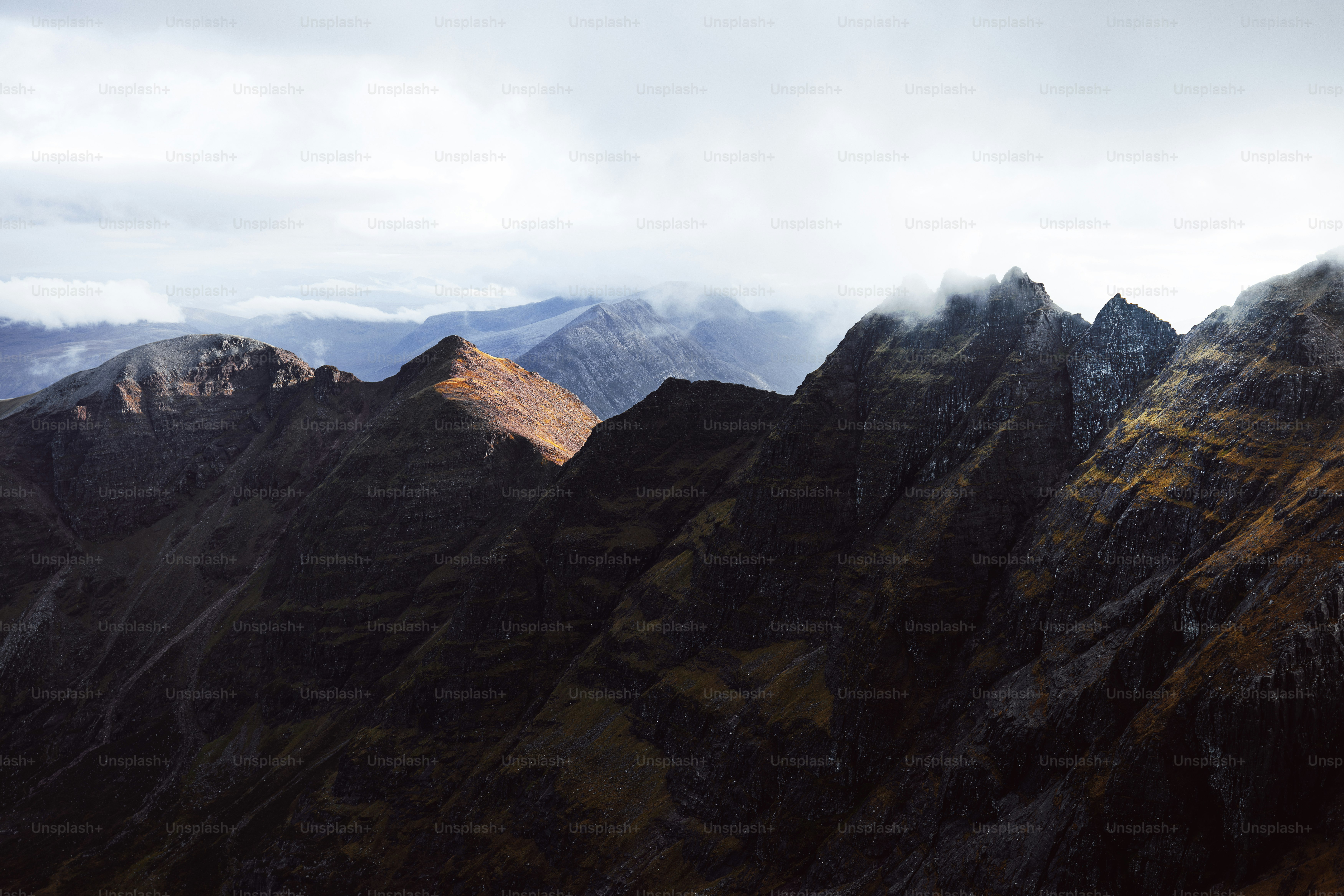 Vue d’une chaîne de montagnes depuis un avion