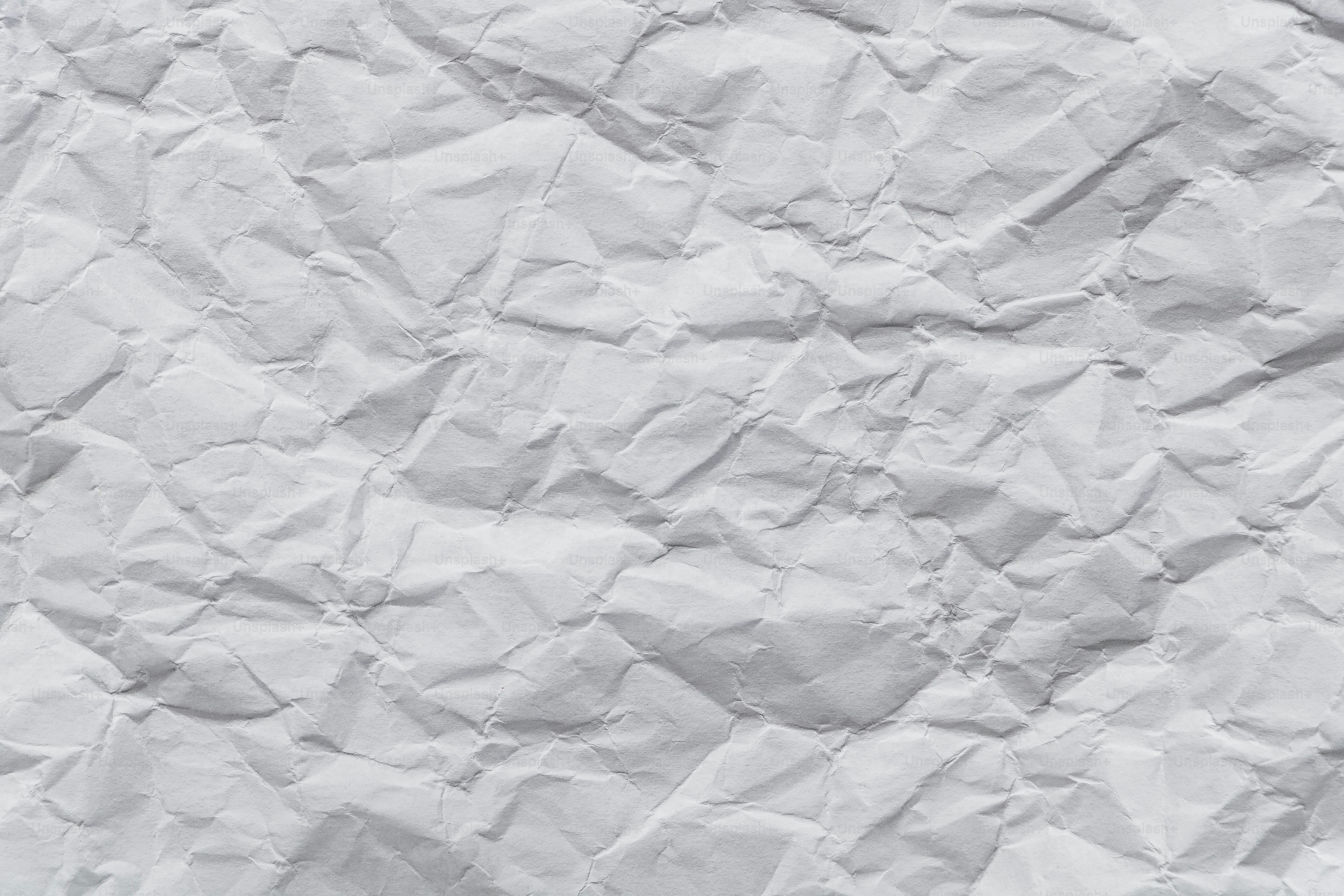 Ein Stück weißes Papier, das sehr zerknittert ist