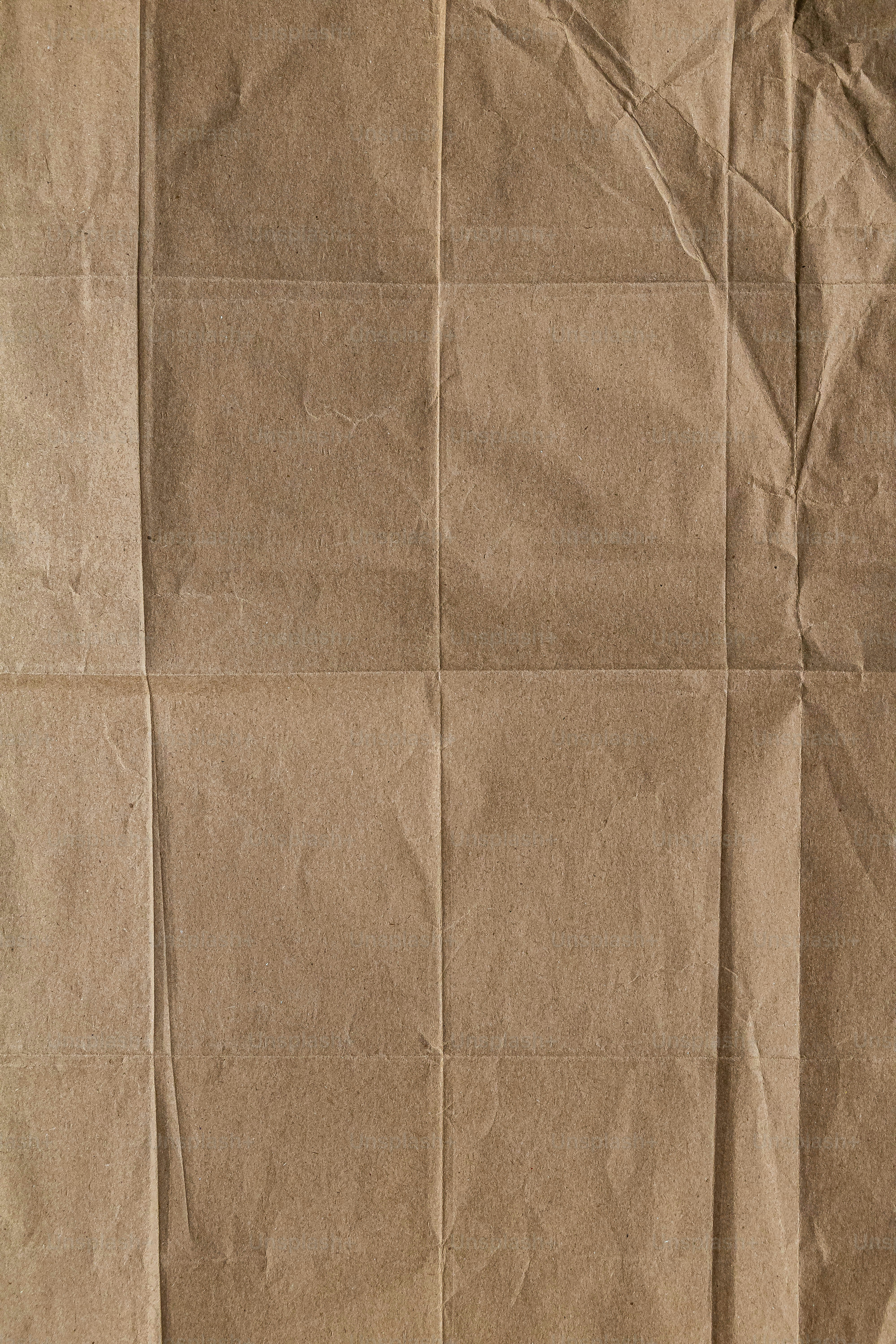 Ein Stück braunes Papier mit einer Uhr darauf